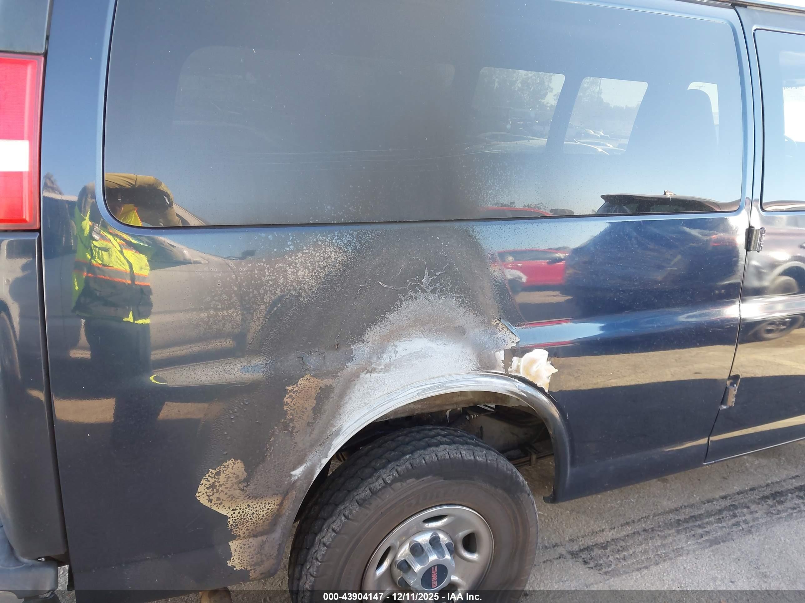 CHEVROLET EXPRESS image 6