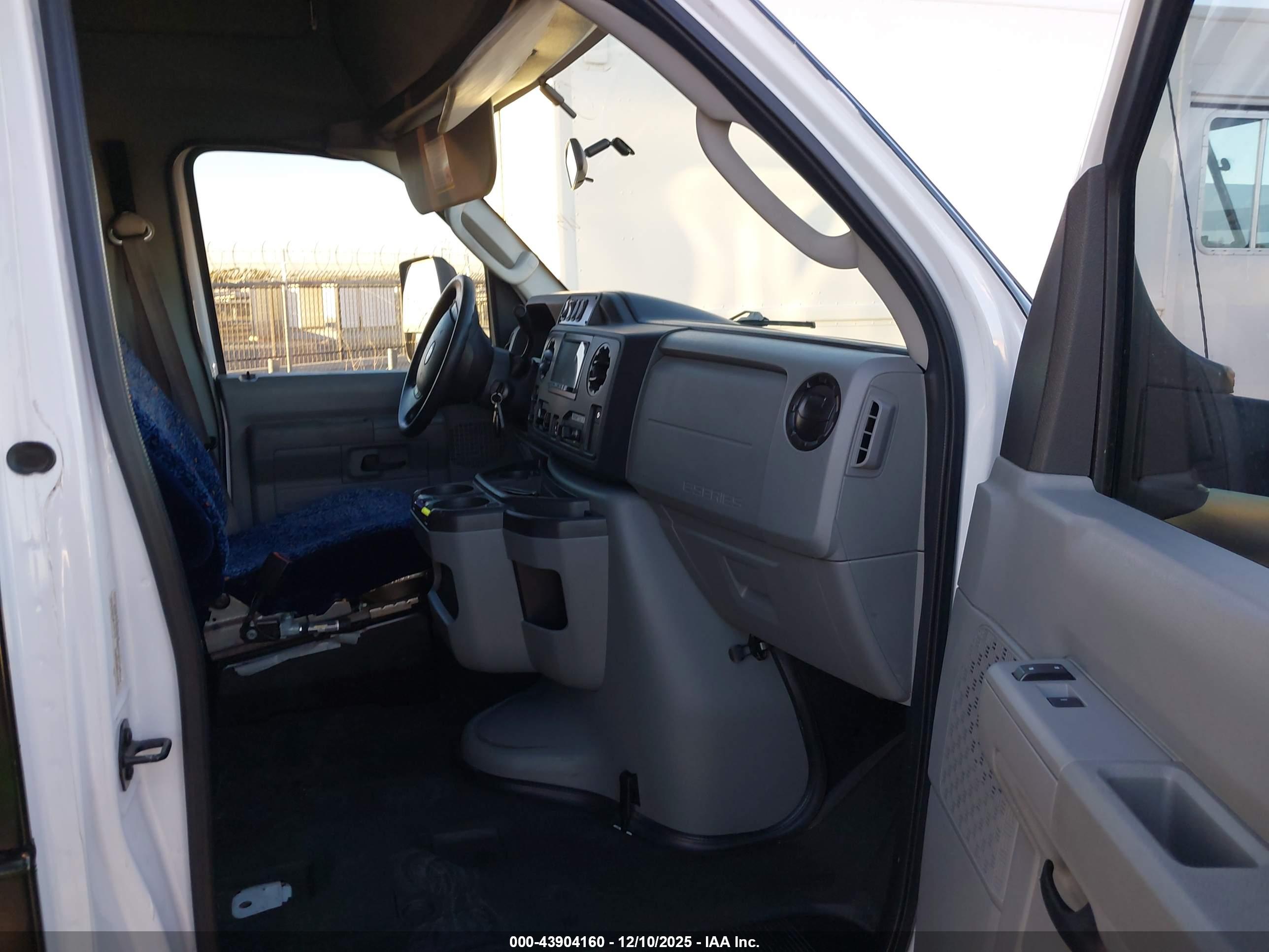 FORD E-350 image 8