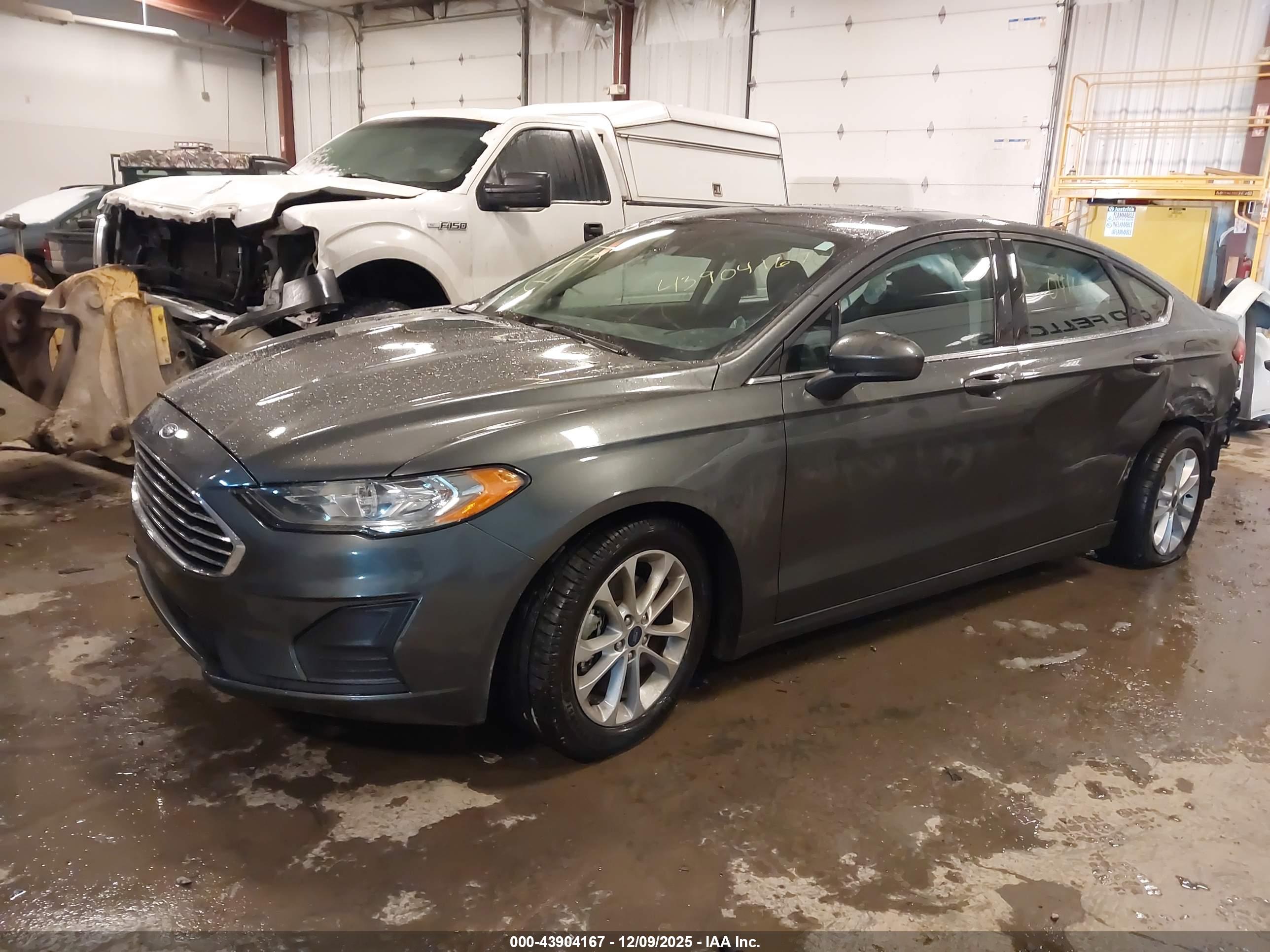 FORD FUSION image 2