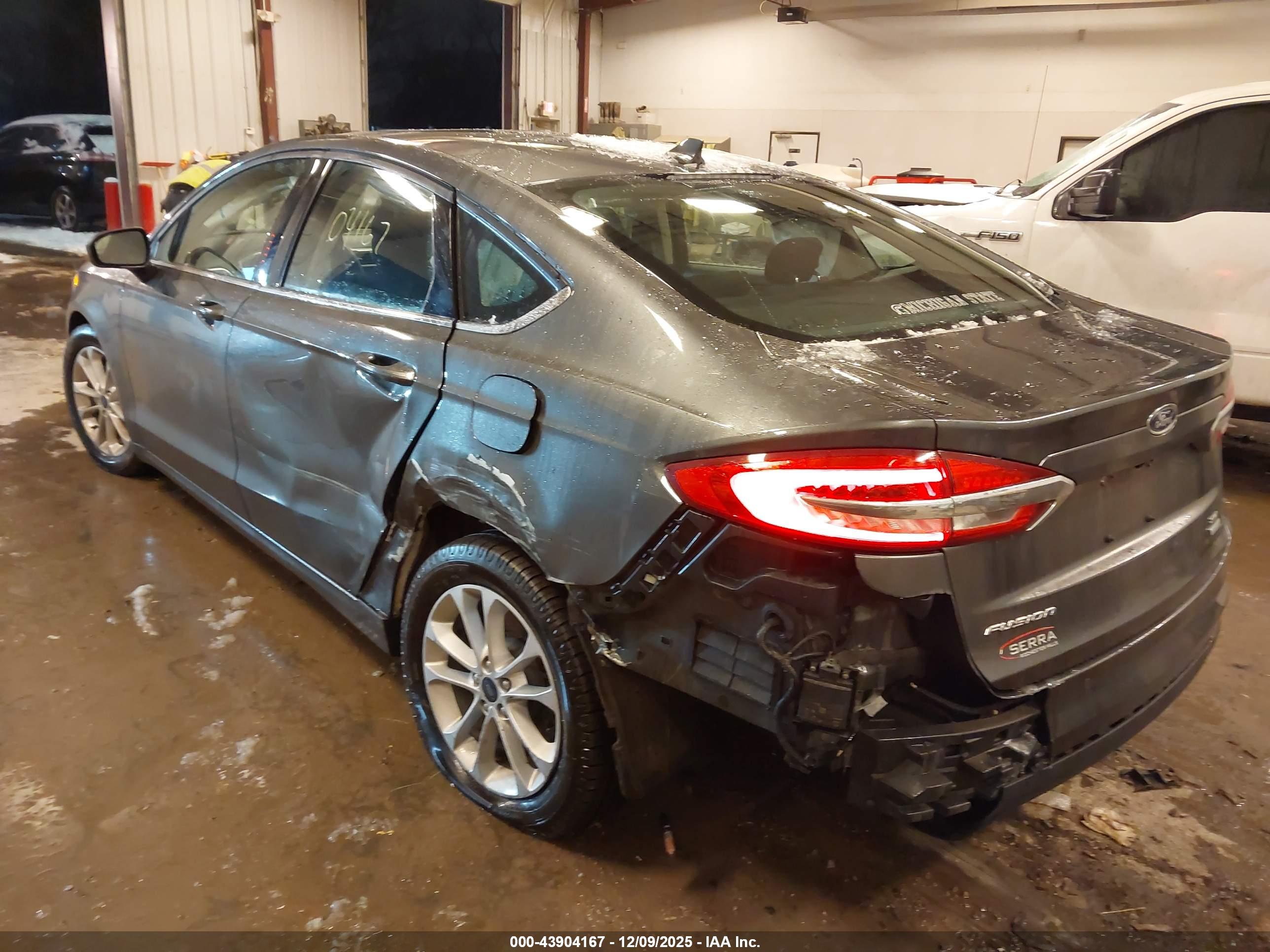 FORD FUSION image 3