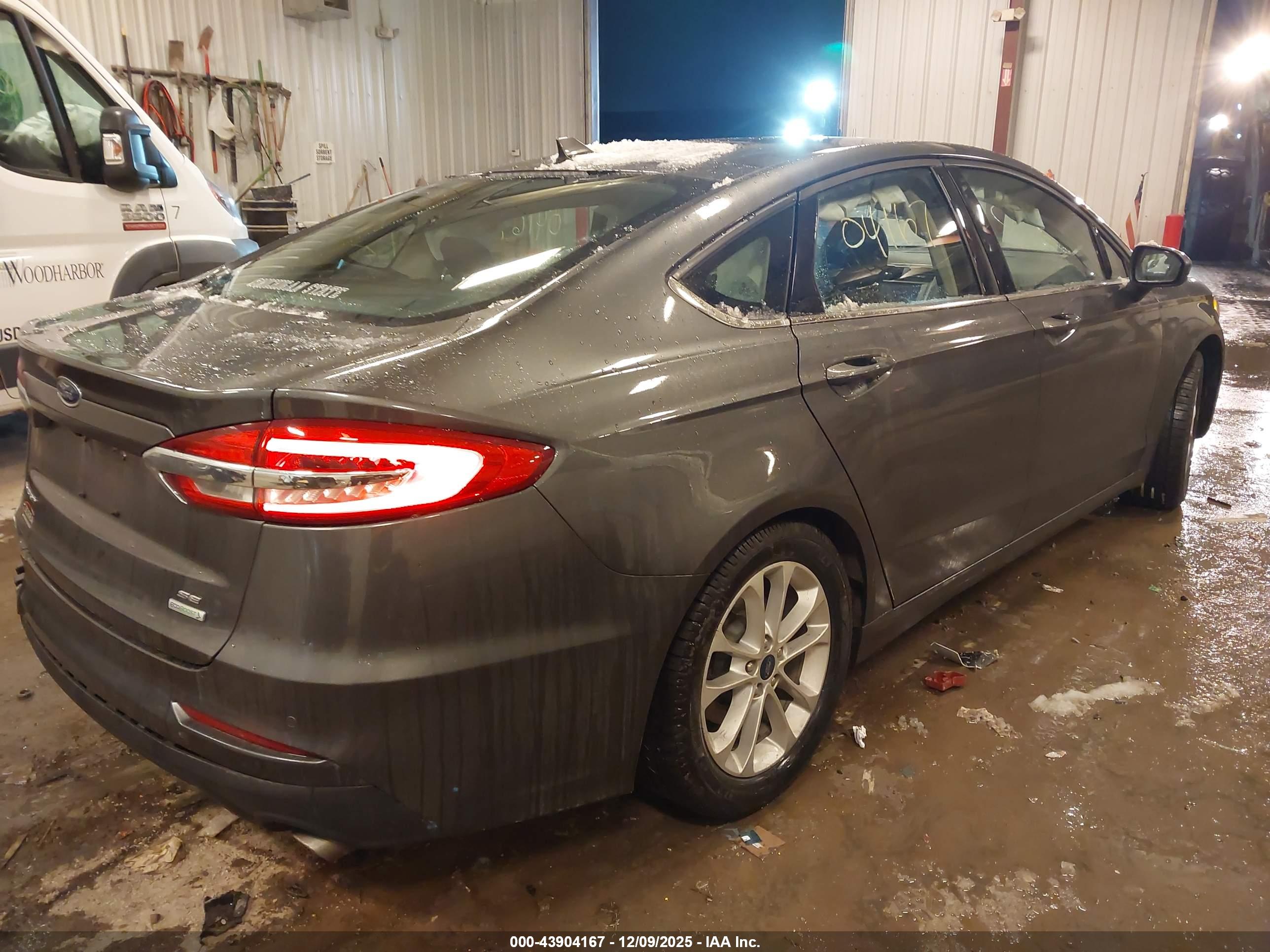 FORD FUSION image 4