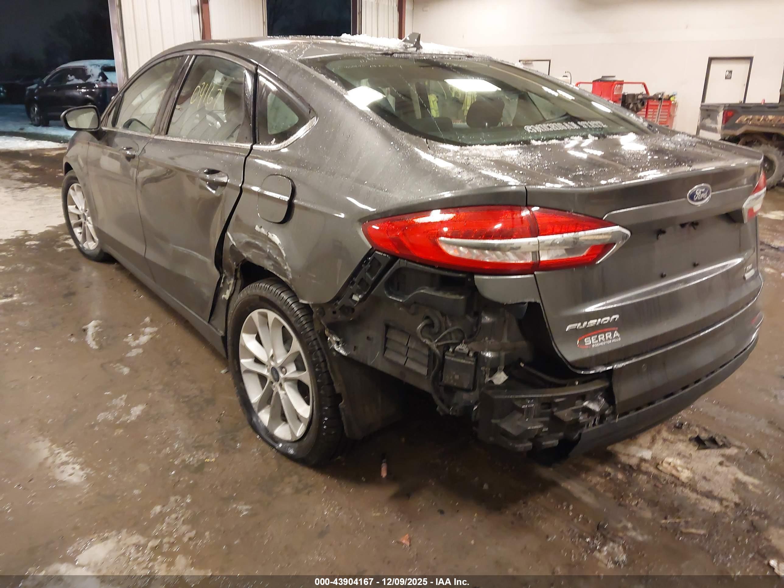FORD FUSION image 6