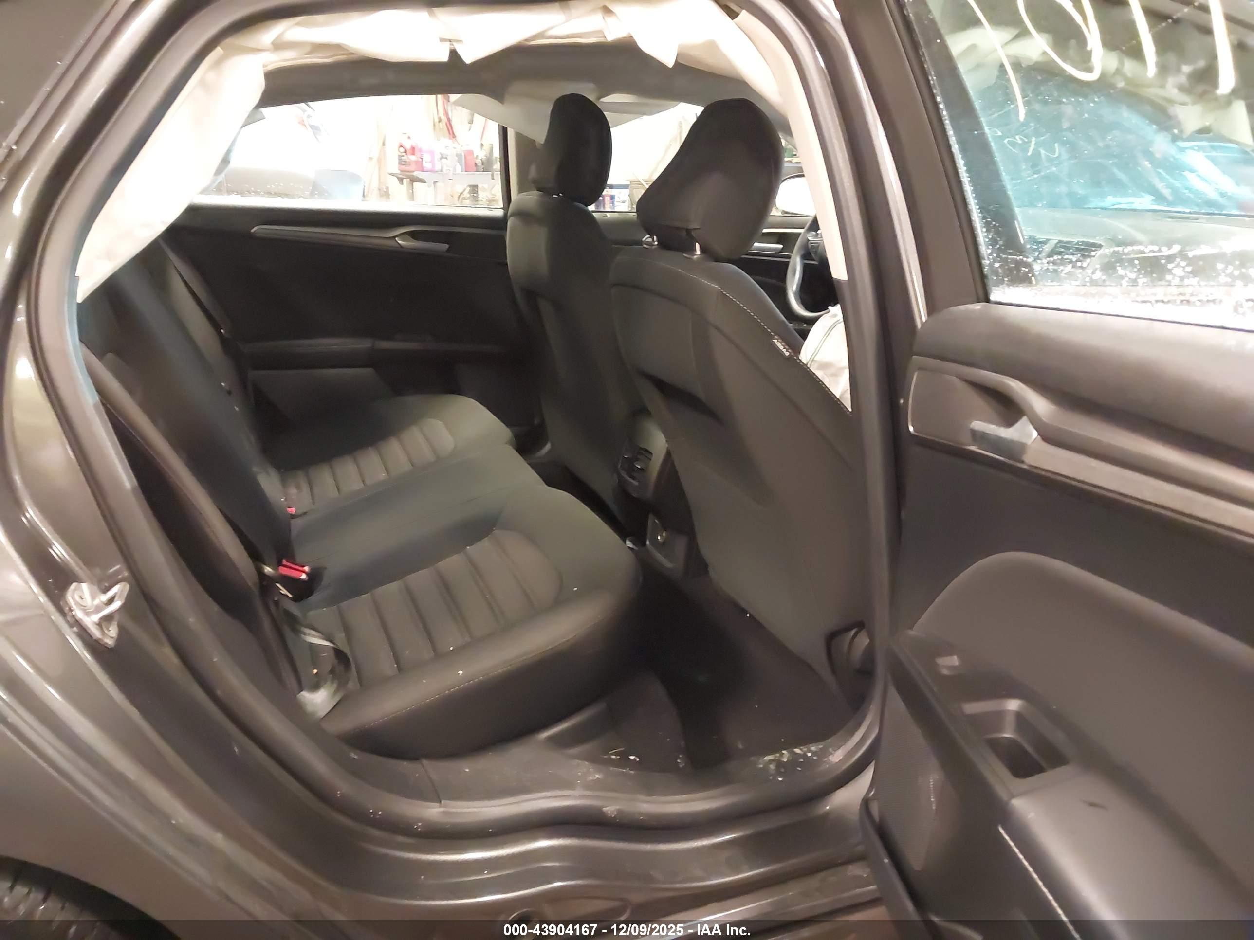 FORD FUSION image 8