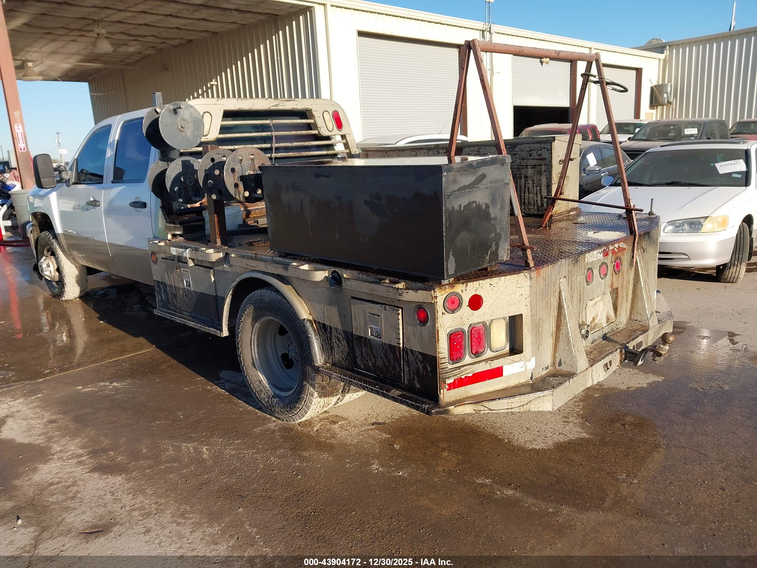 CHEVROLET SILVERADO image 3