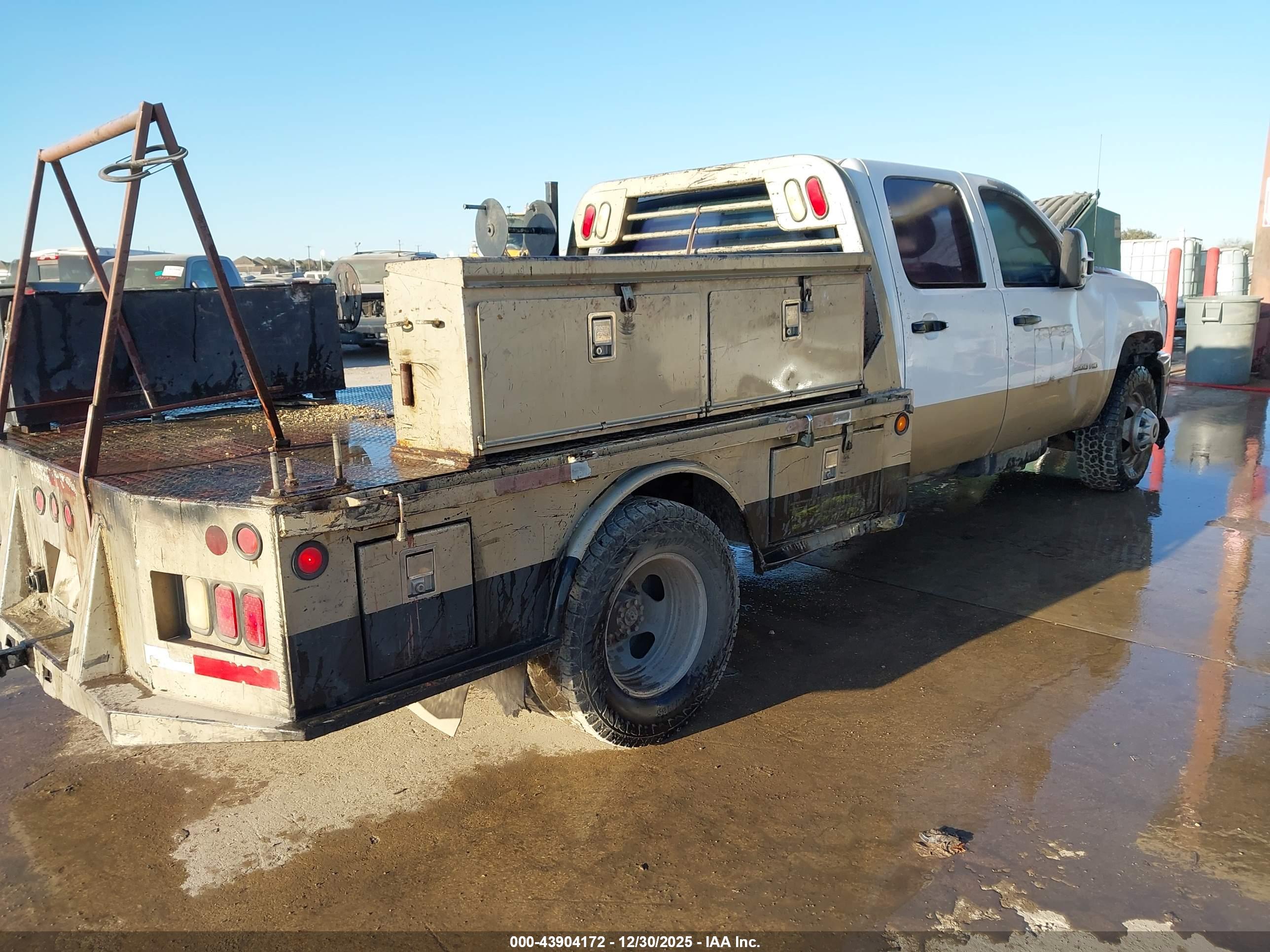 CHEVROLET SILVERADO image 4