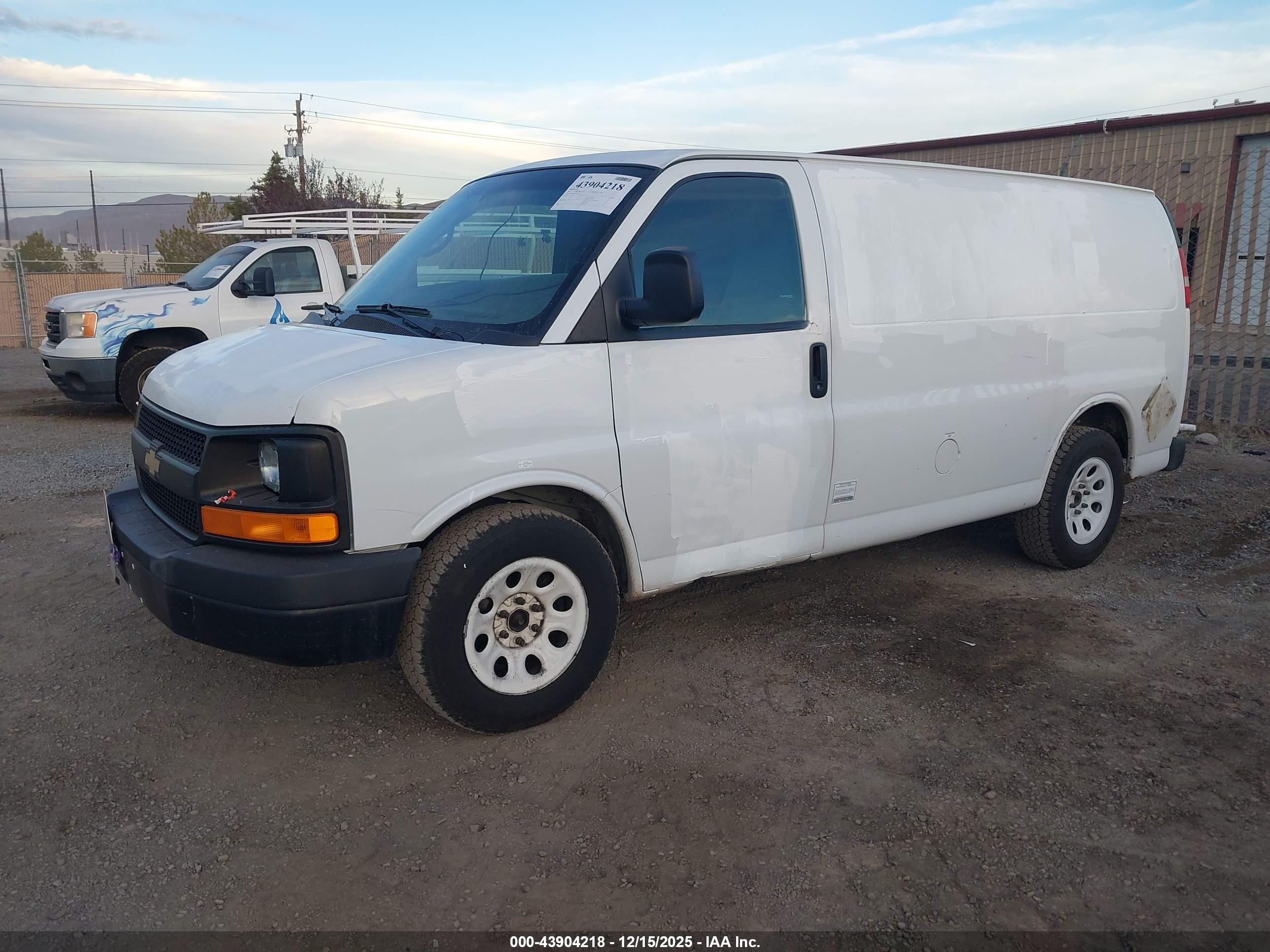 CHEVROLET EXPRESS image 2