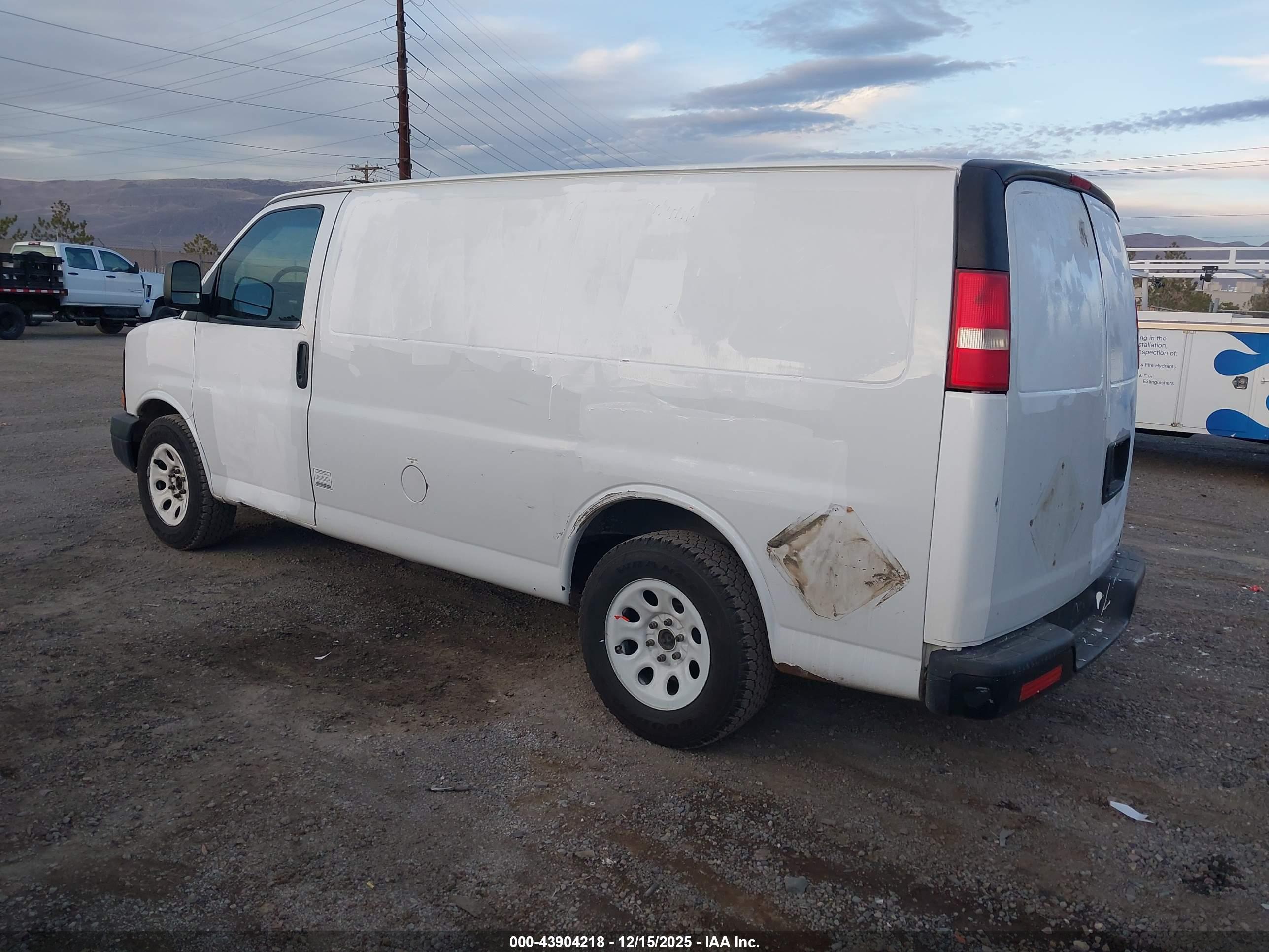 CHEVROLET EXPRESS image 3