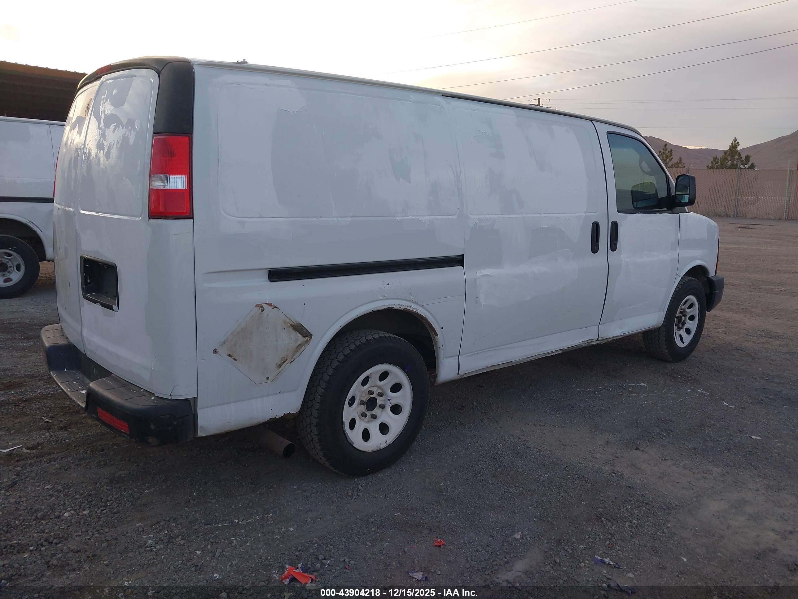 CHEVROLET EXPRESS image 4