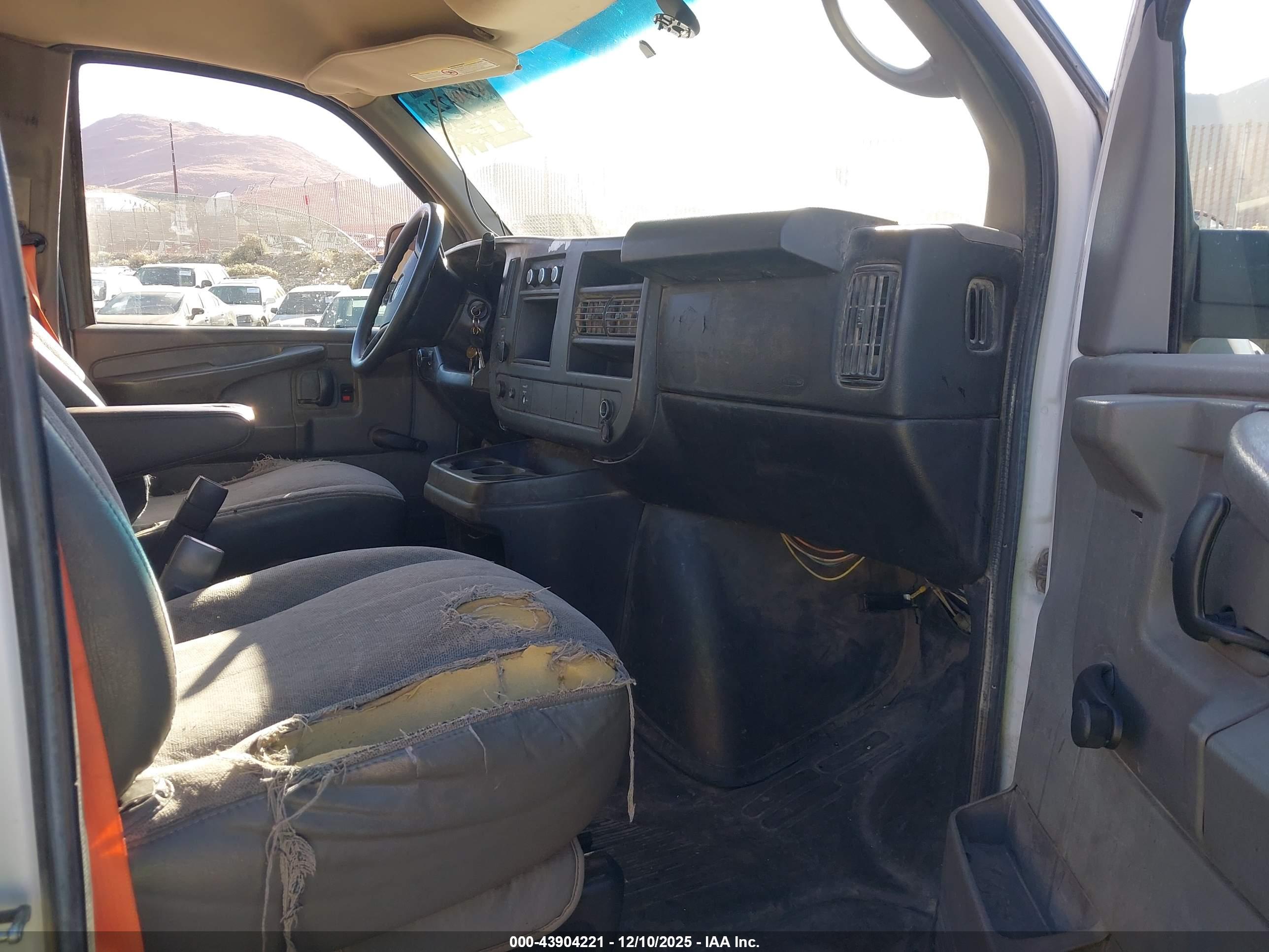 GMC SAVANA image 5