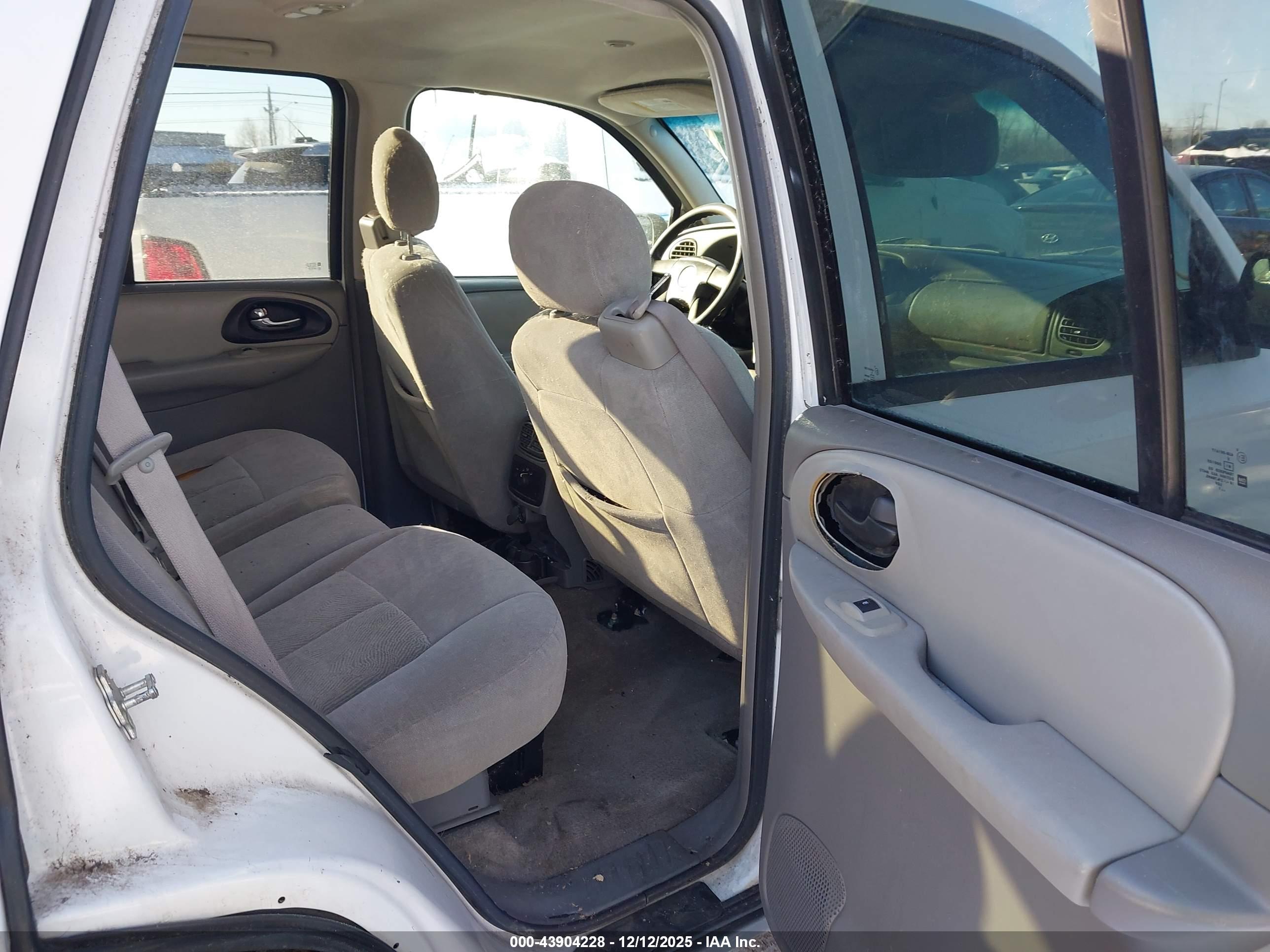CHEVROLET TRAILBLAZER image 8