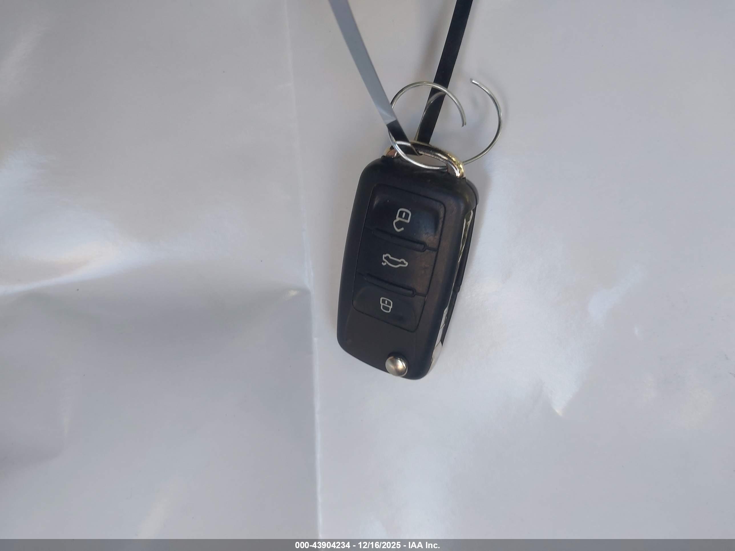 VOLKSWAGEN TIGUAN image 11
