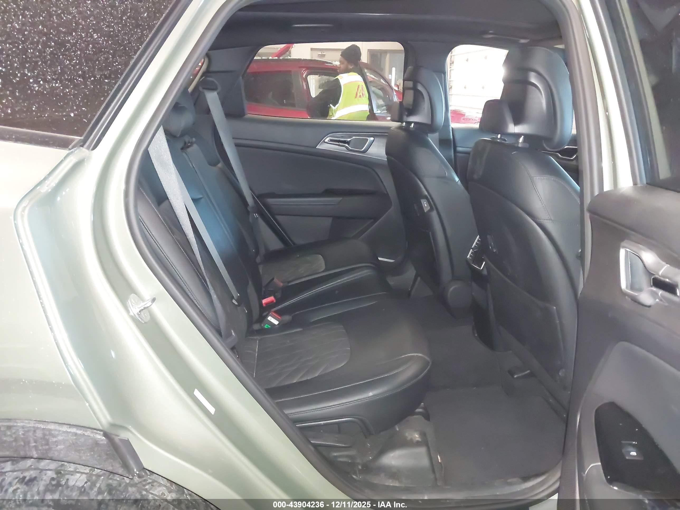 KIA SPORTAGE image 8