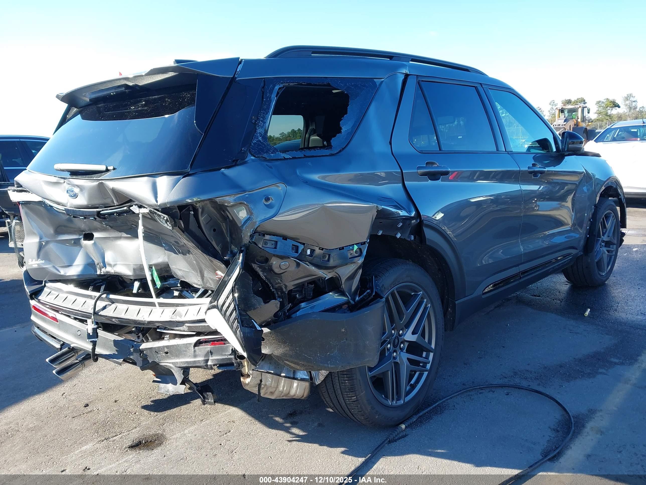 FORD EXPLORER image 4