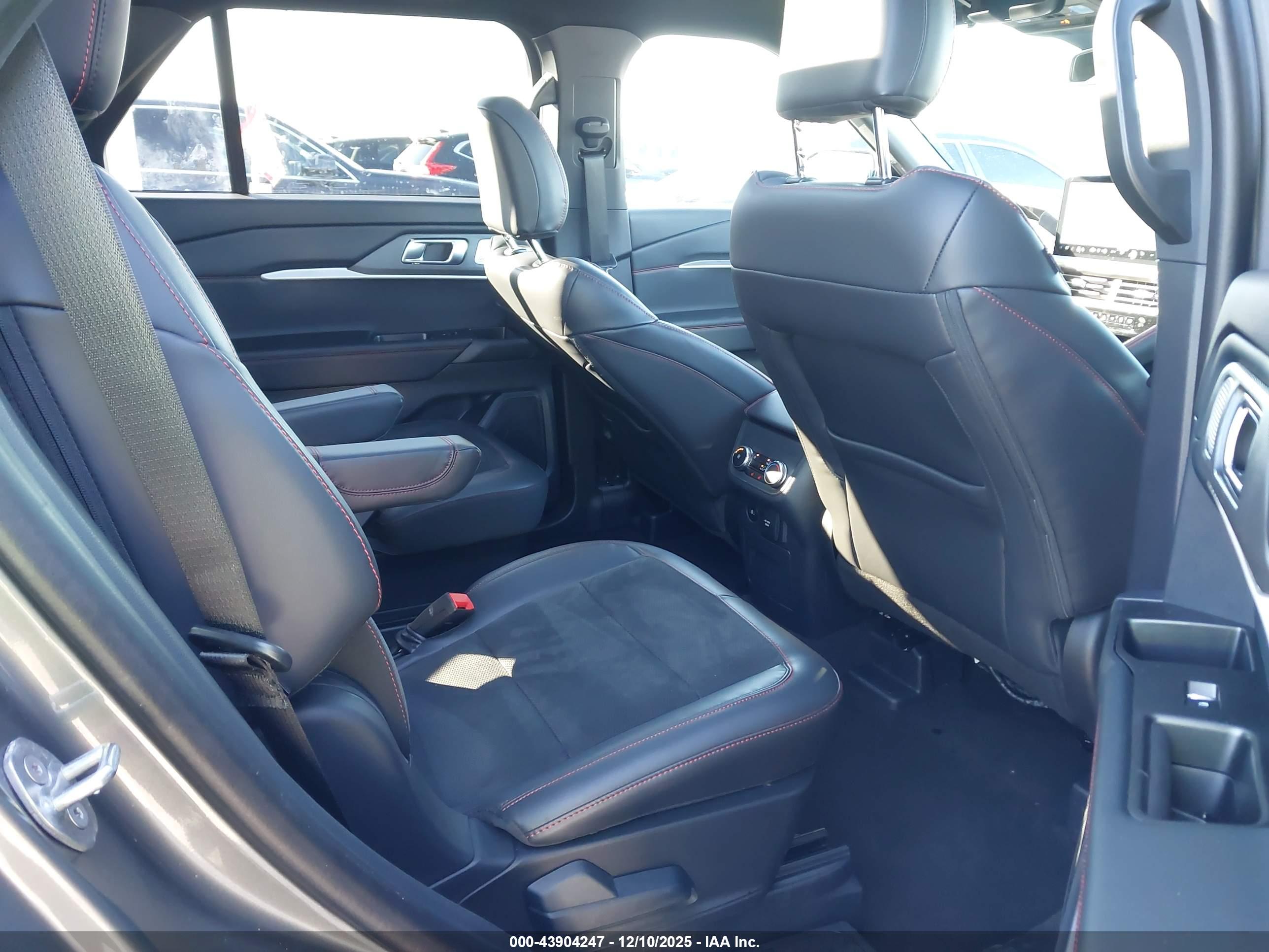 FORD EXPLORER image 8