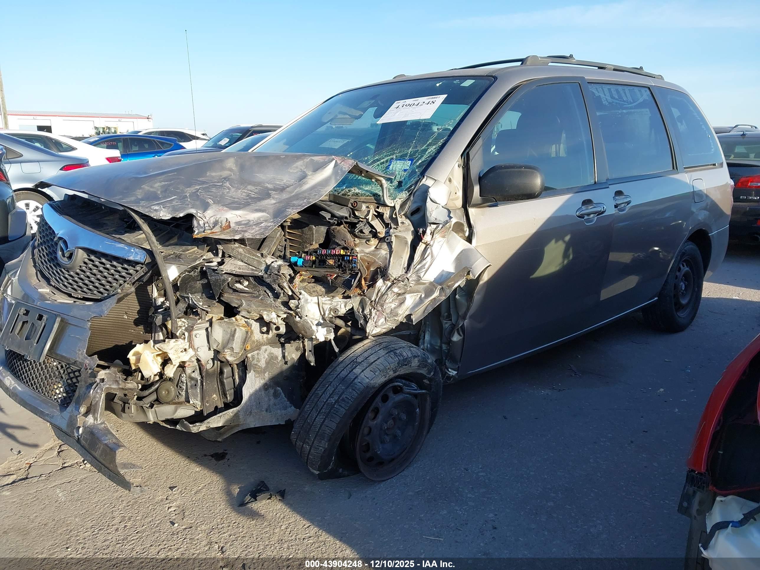 MAZDA MPV image 2