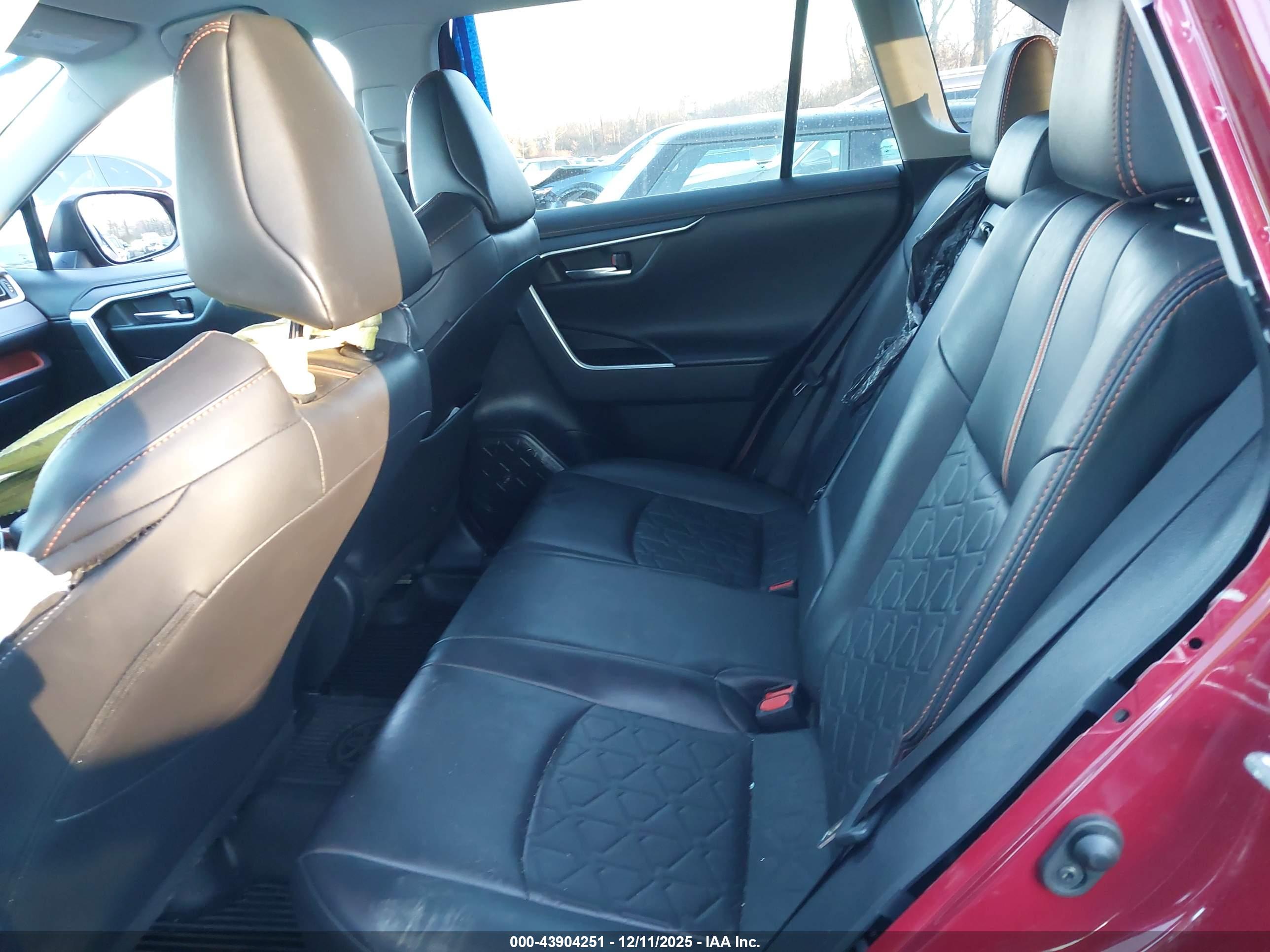 TOYOTA RAV4 image 8