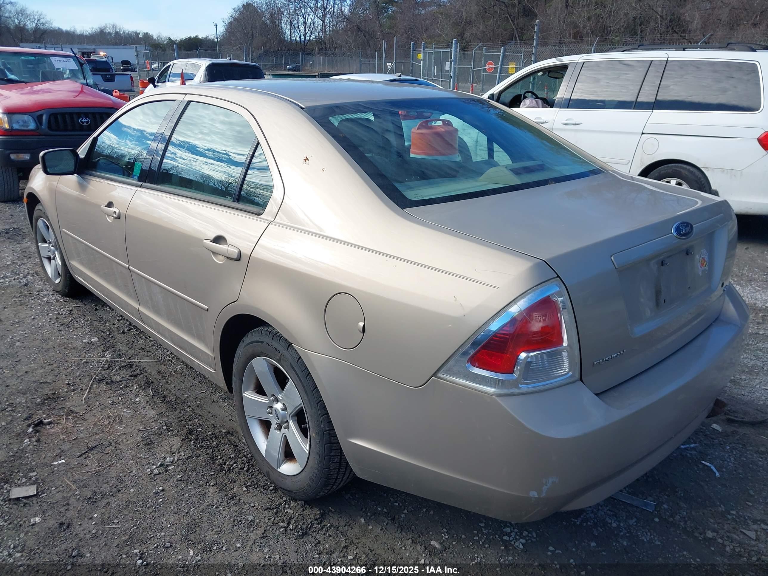 FORD FUSION image 3