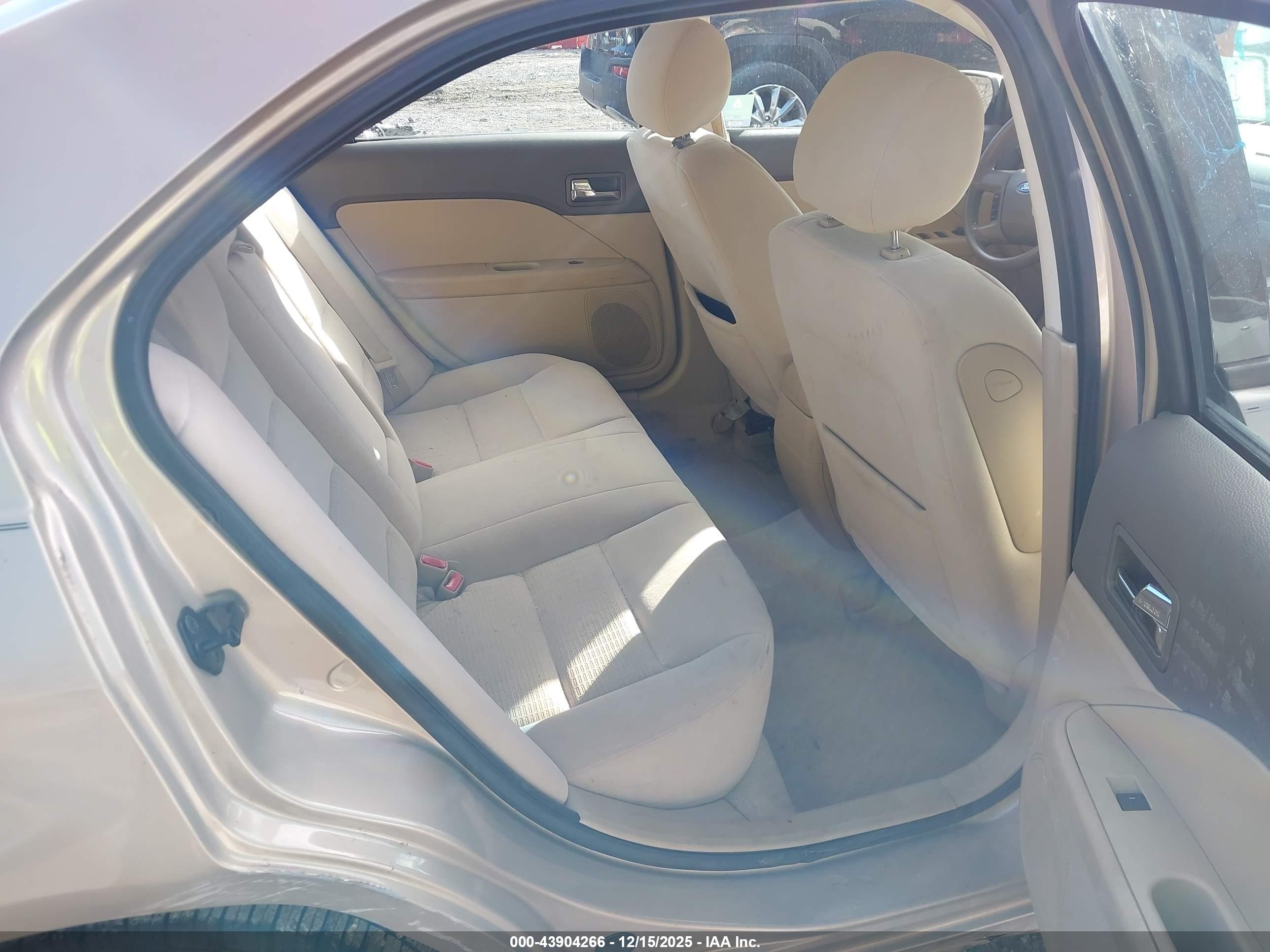 FORD FUSION image 8