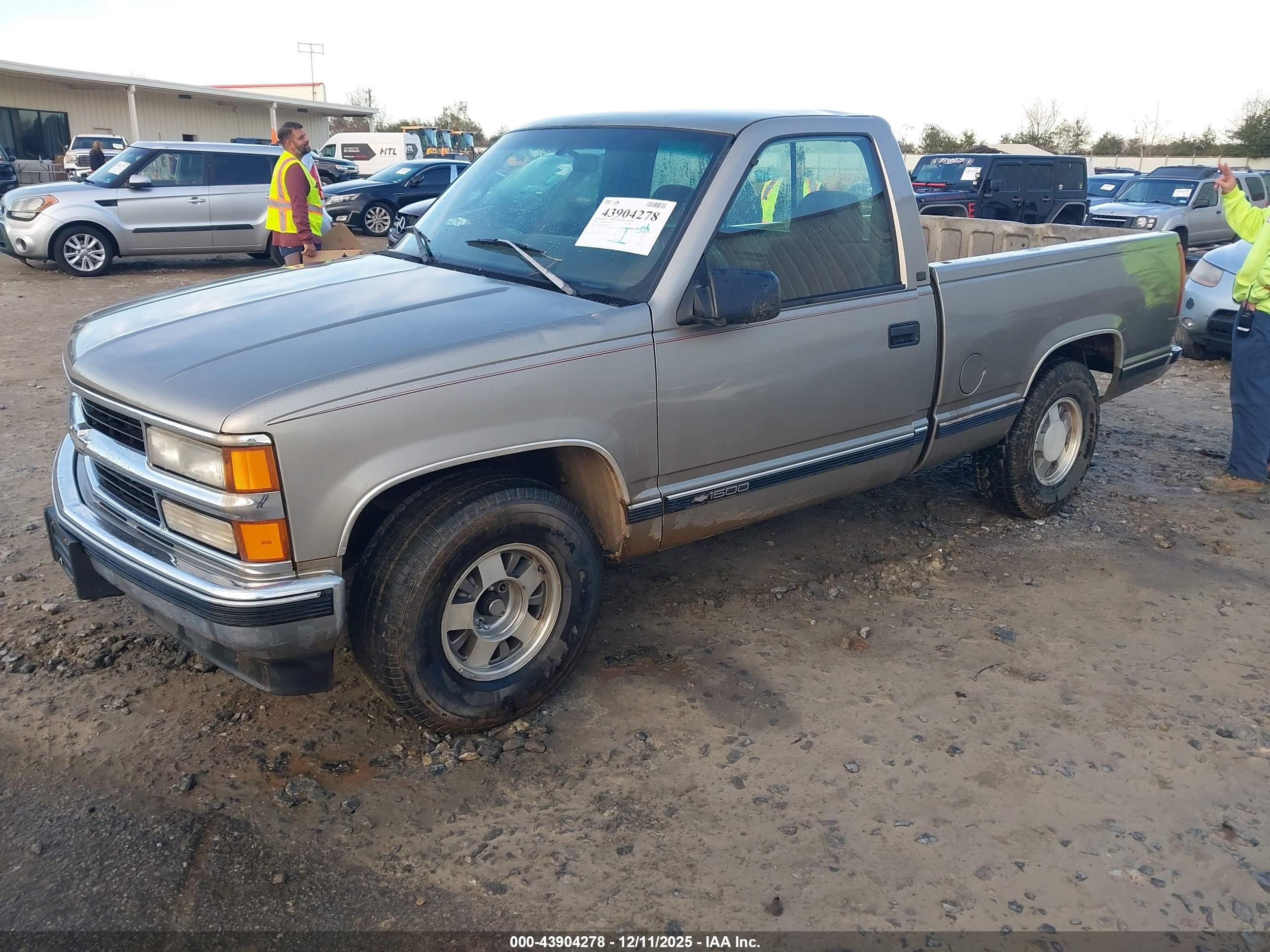 CHEVROLET C1500 image 2