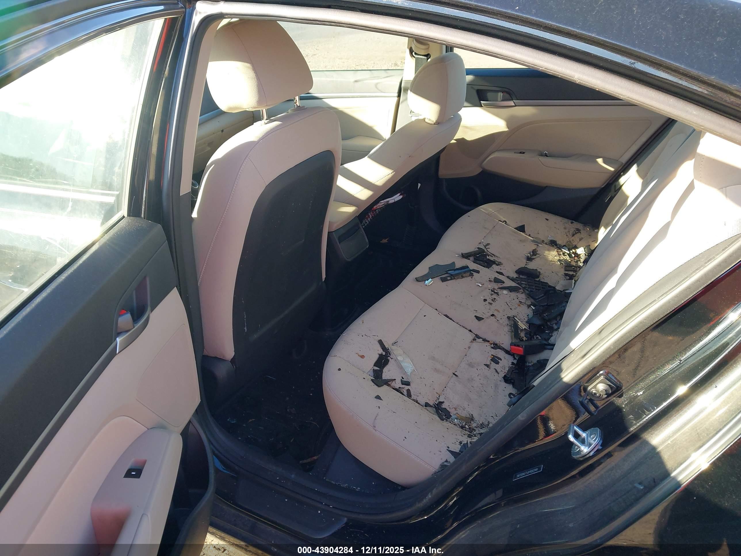 HYUNDAI ELANTRA image 8