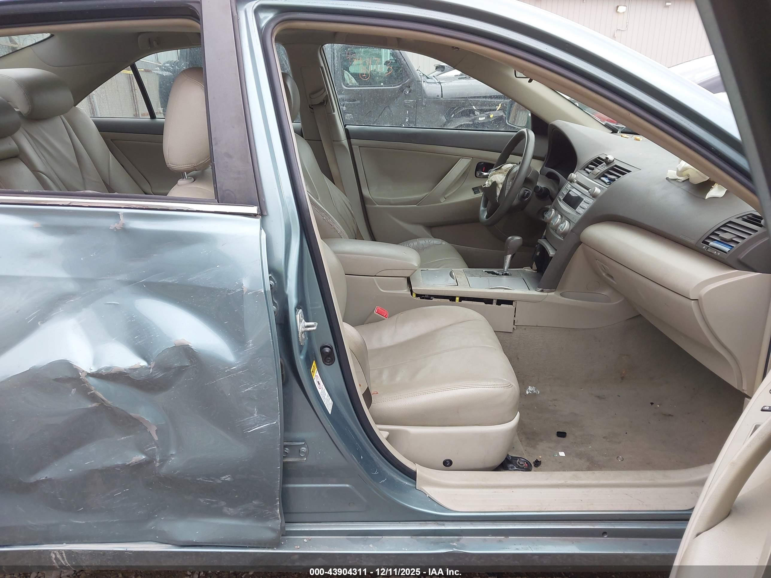 TOYOTA CAMRY image 5