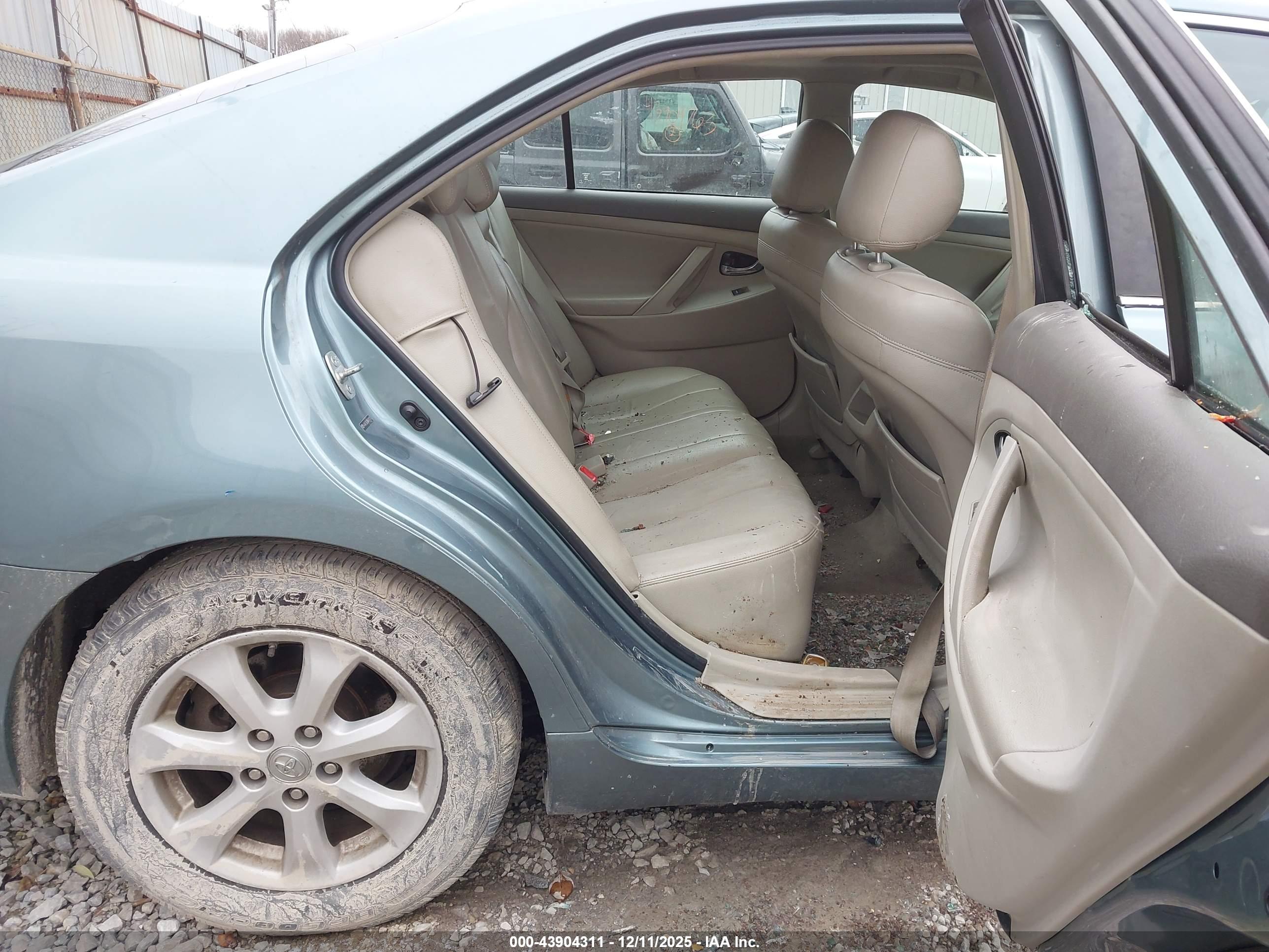TOYOTA CAMRY image 8