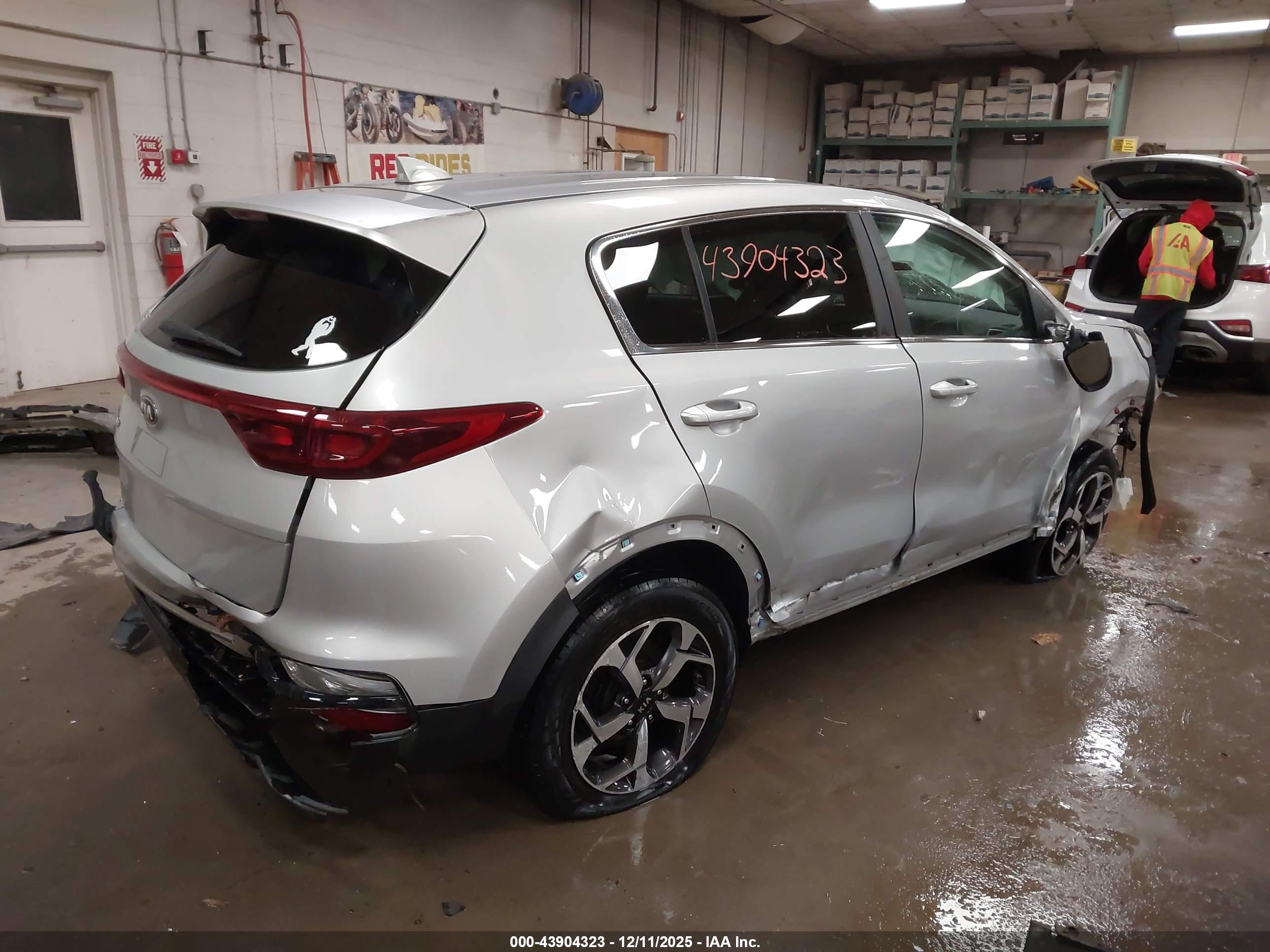 KIA SPORTAGE image 4