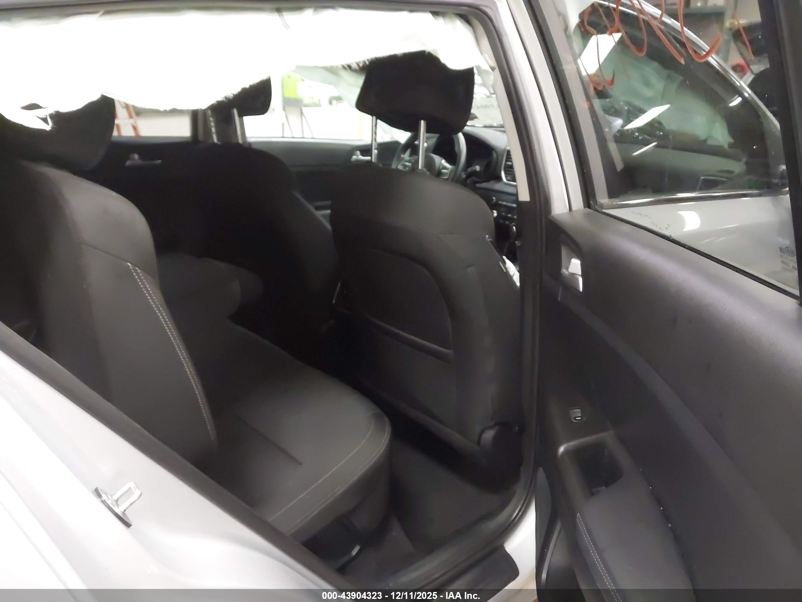 KIA SPORTAGE image 8