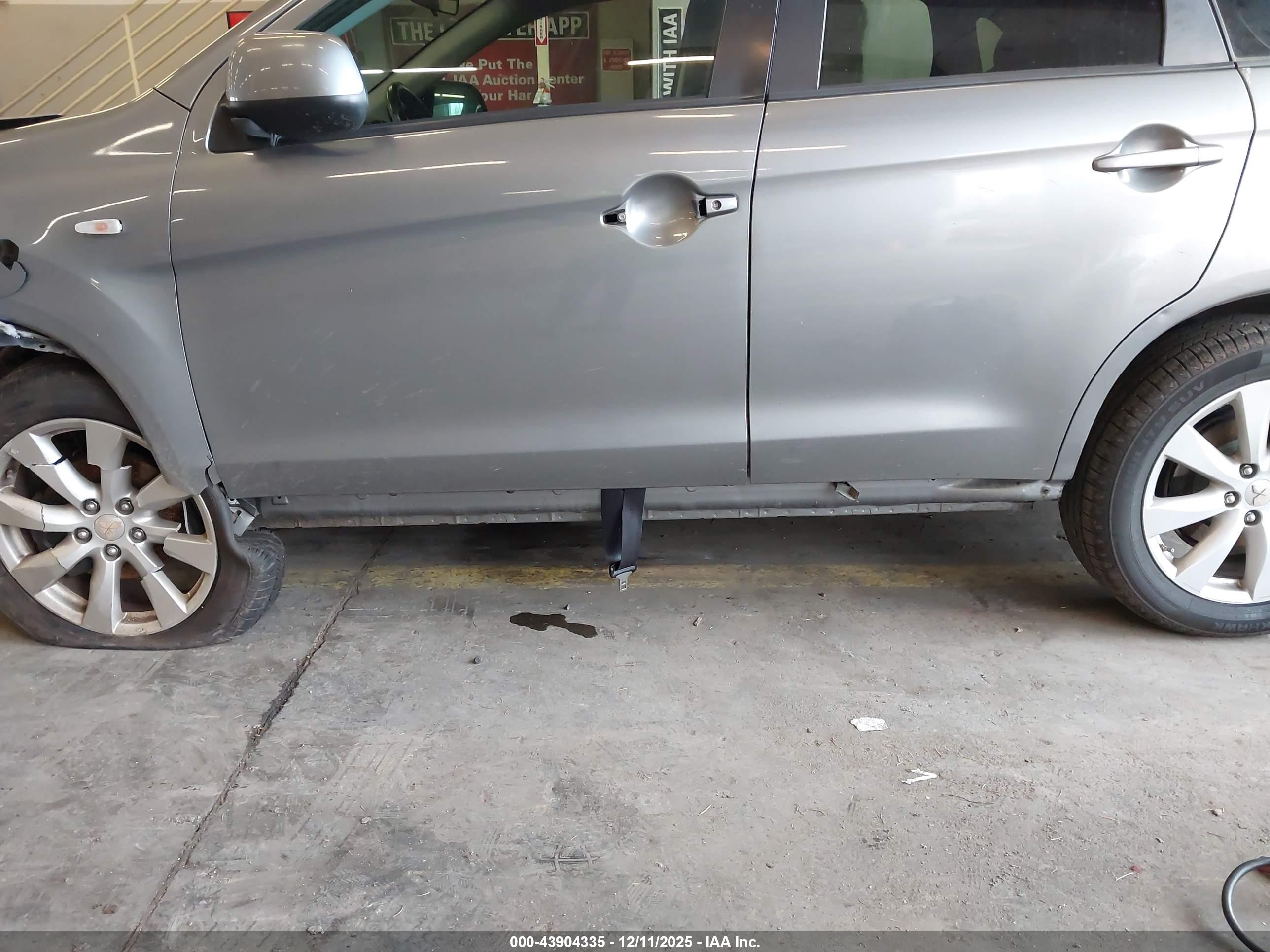 MITSUBISHI OUTLANDER image 6