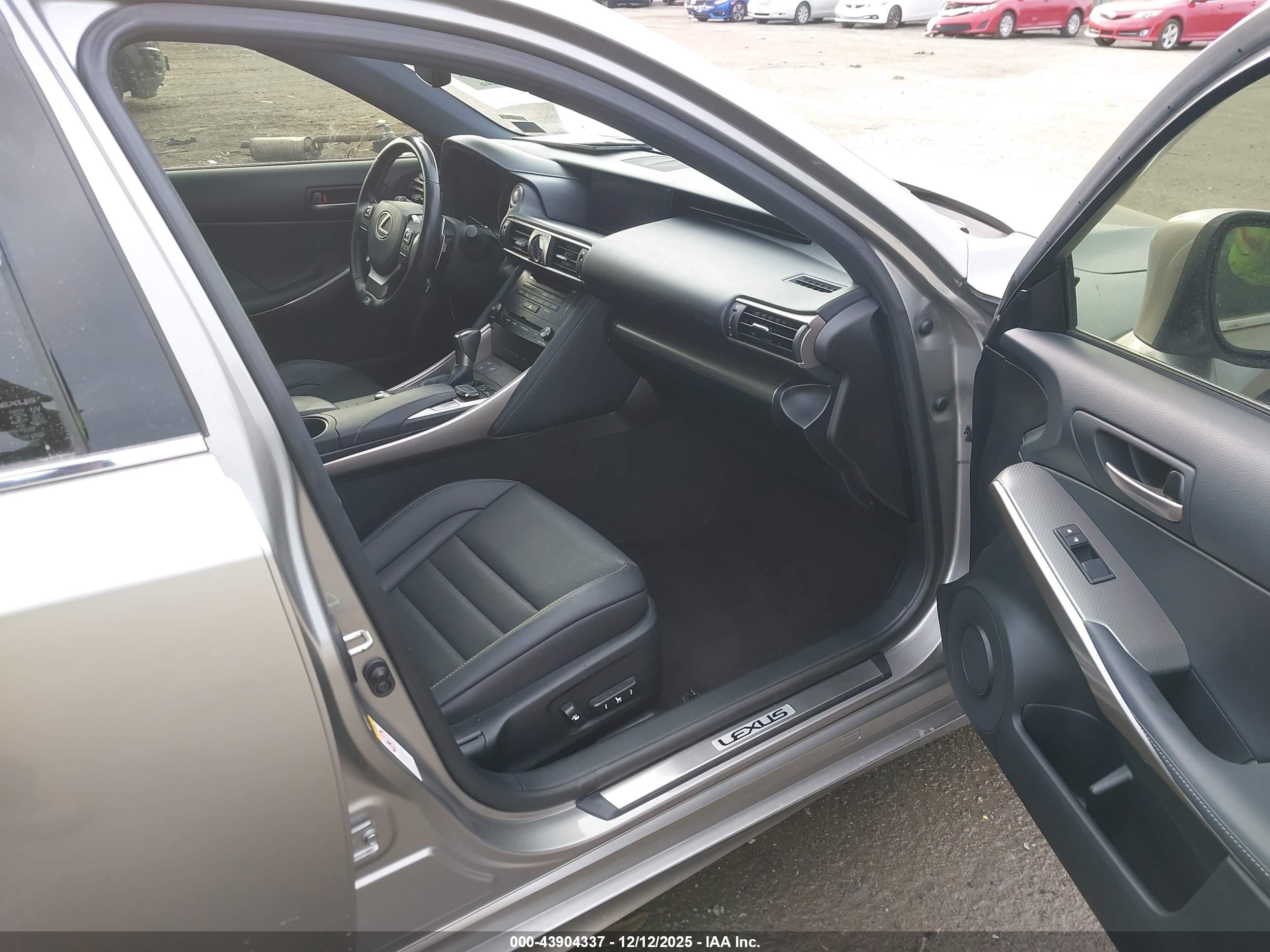 LEXUS IS image 5