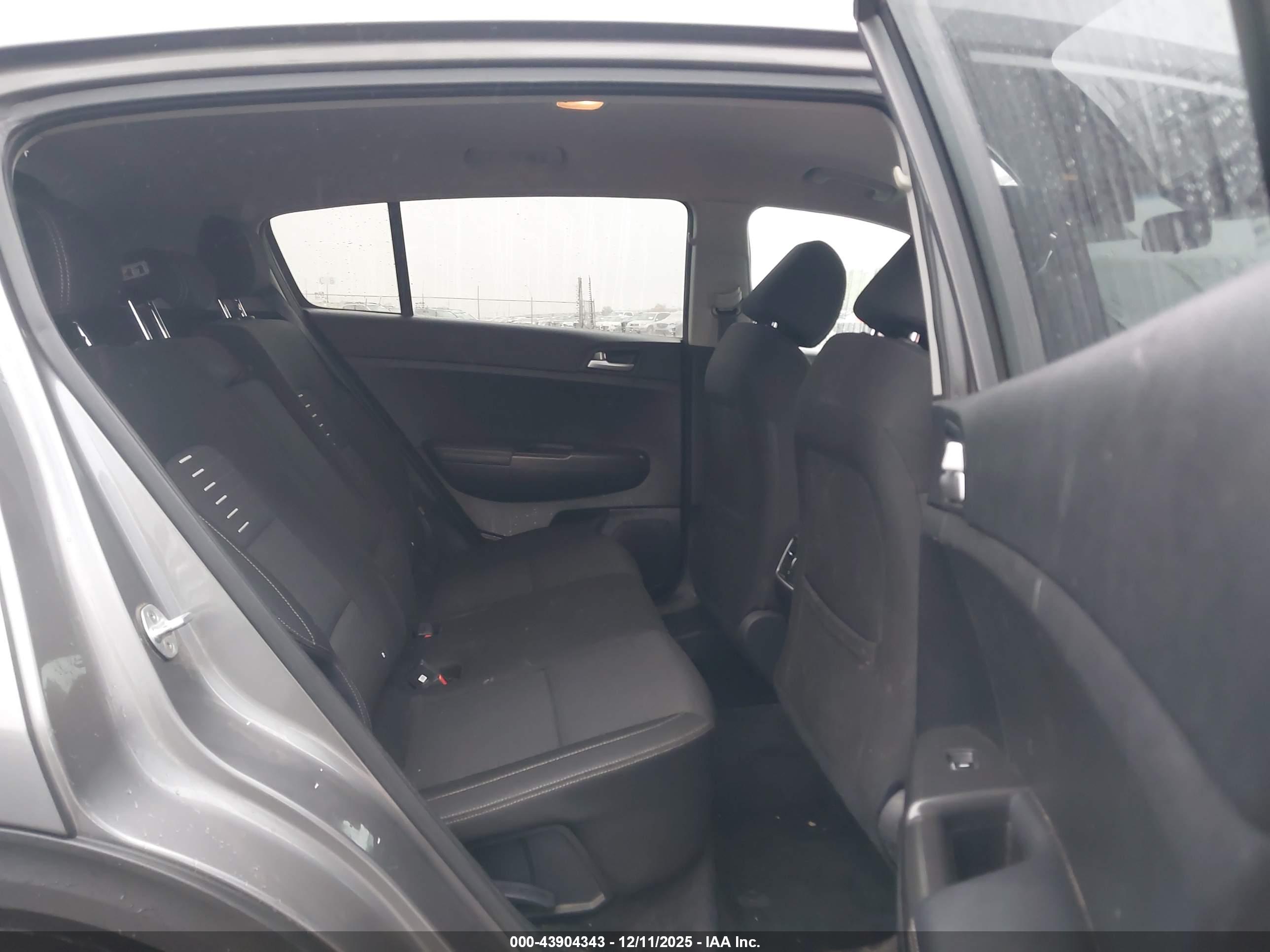 KIA SPORTAGE image 8