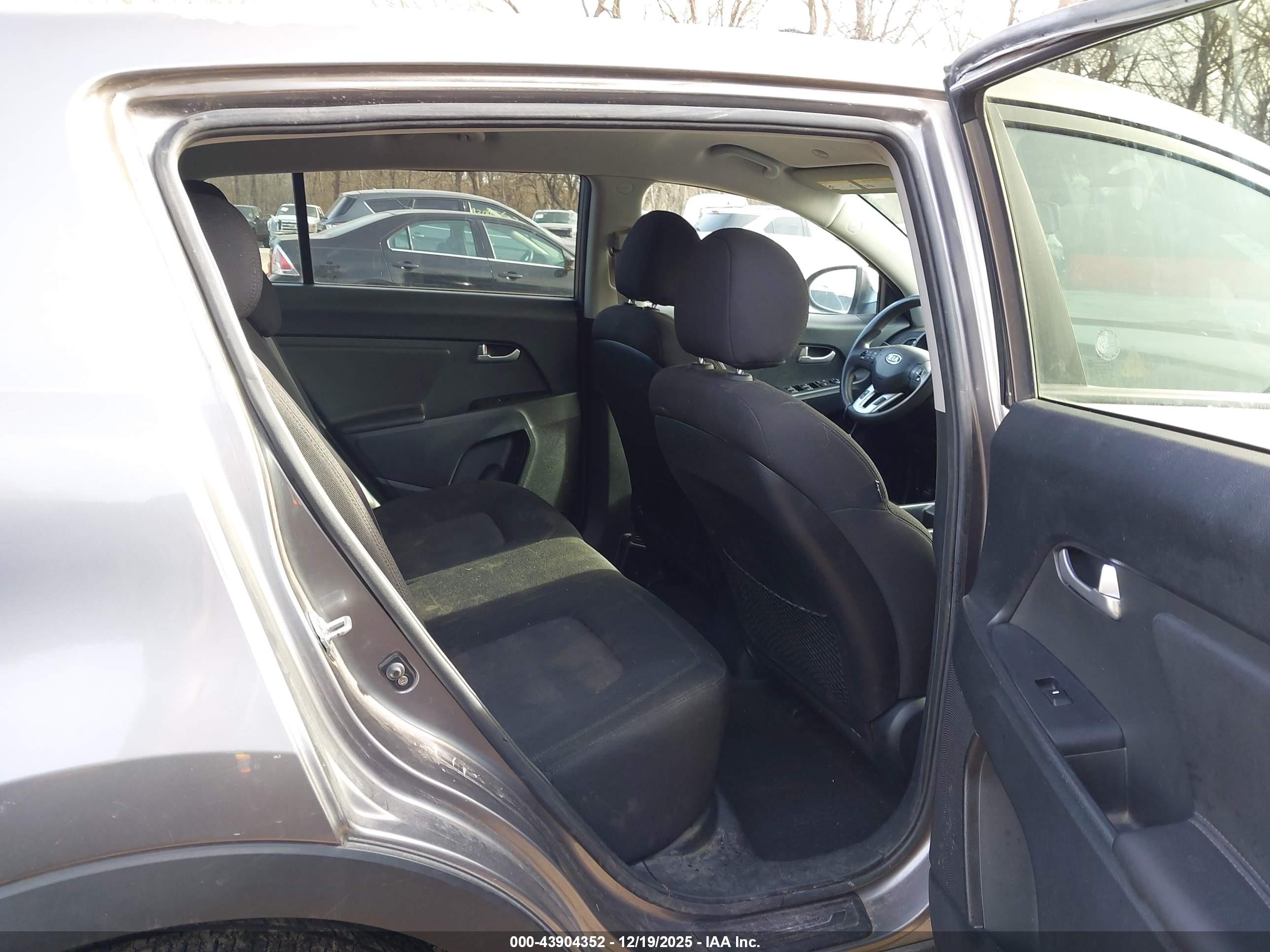KIA SPORTAGE image 8