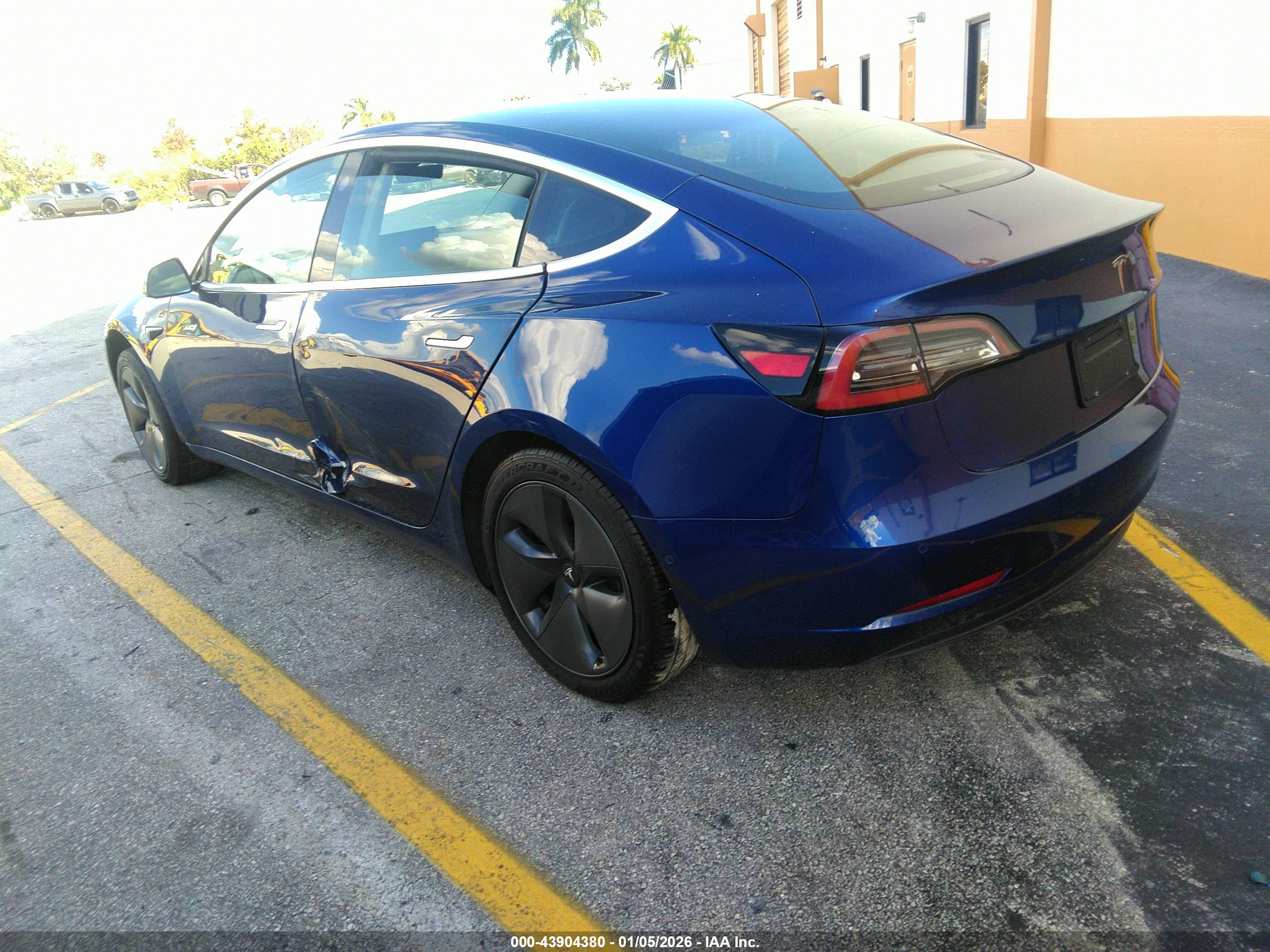 TESLA MODEL image 3