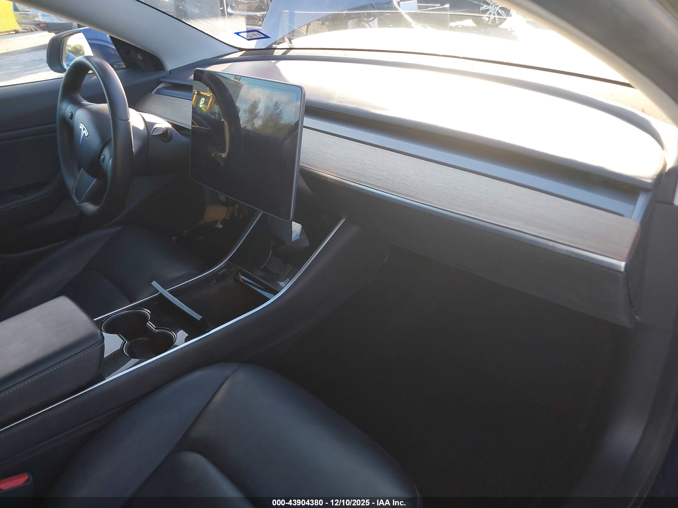 TESLA MODEL image 5