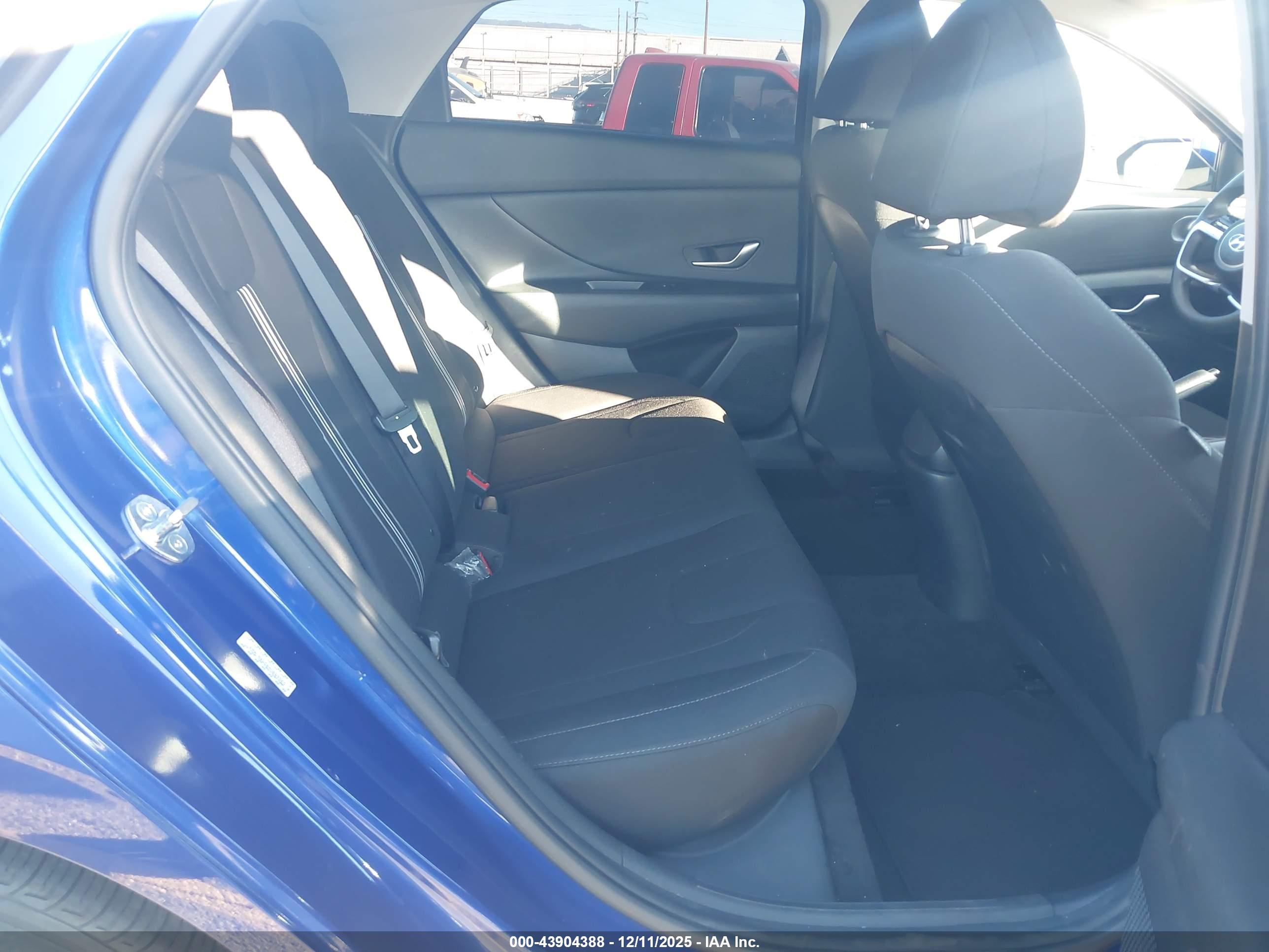 HYUNDAI ELANTRA image 8