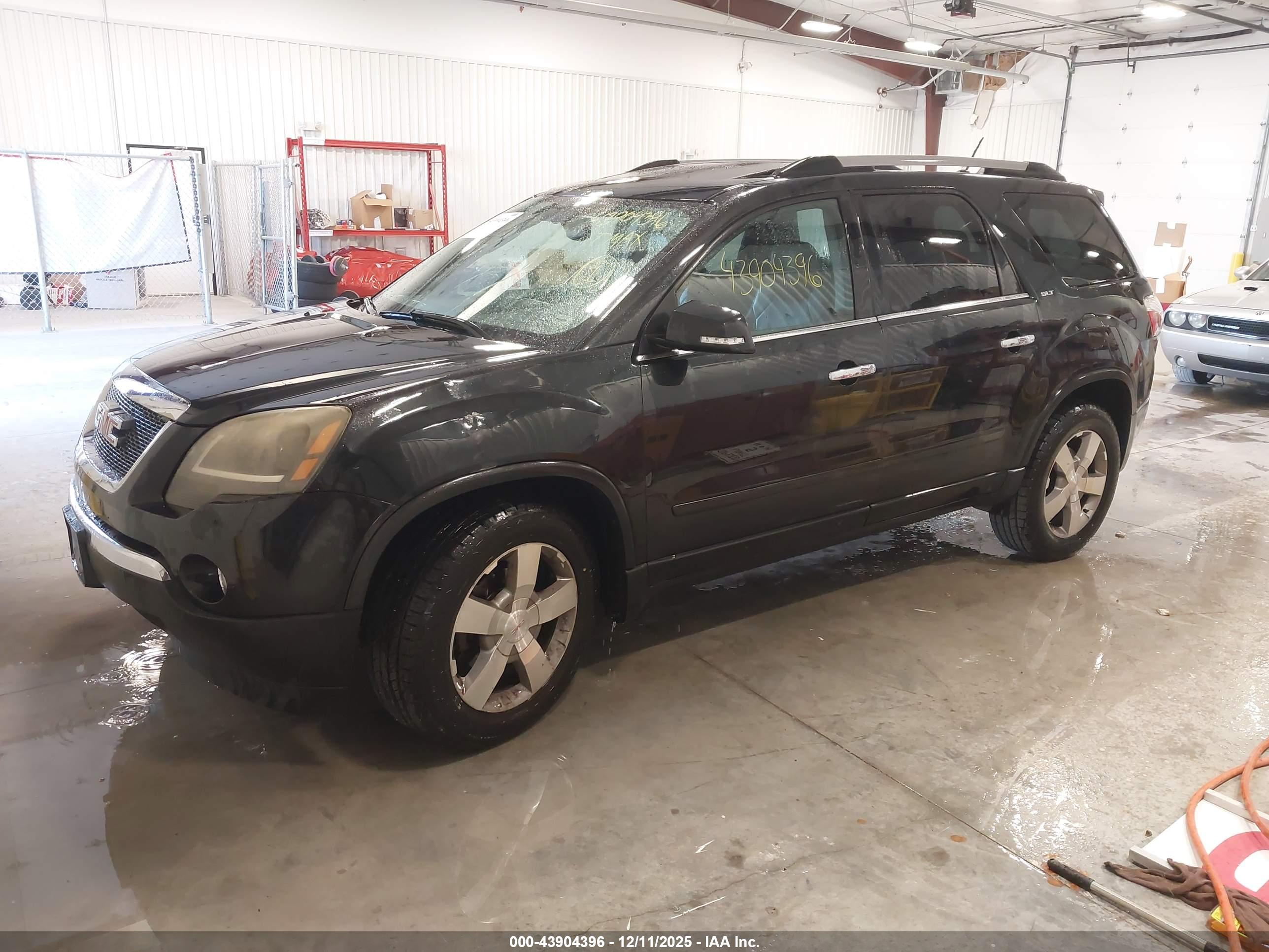 GMC ACADIA image 2