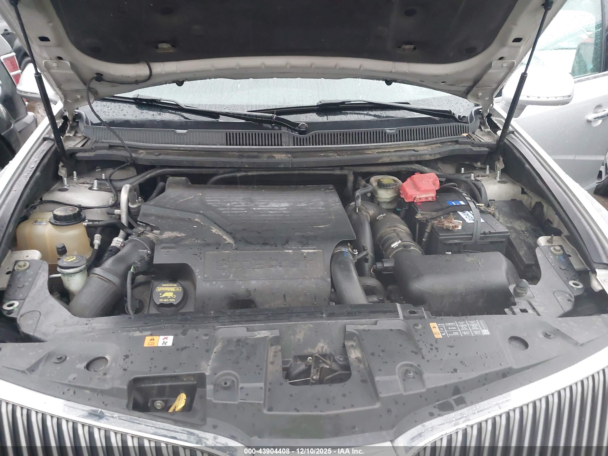 LINCOLN MKT image 10