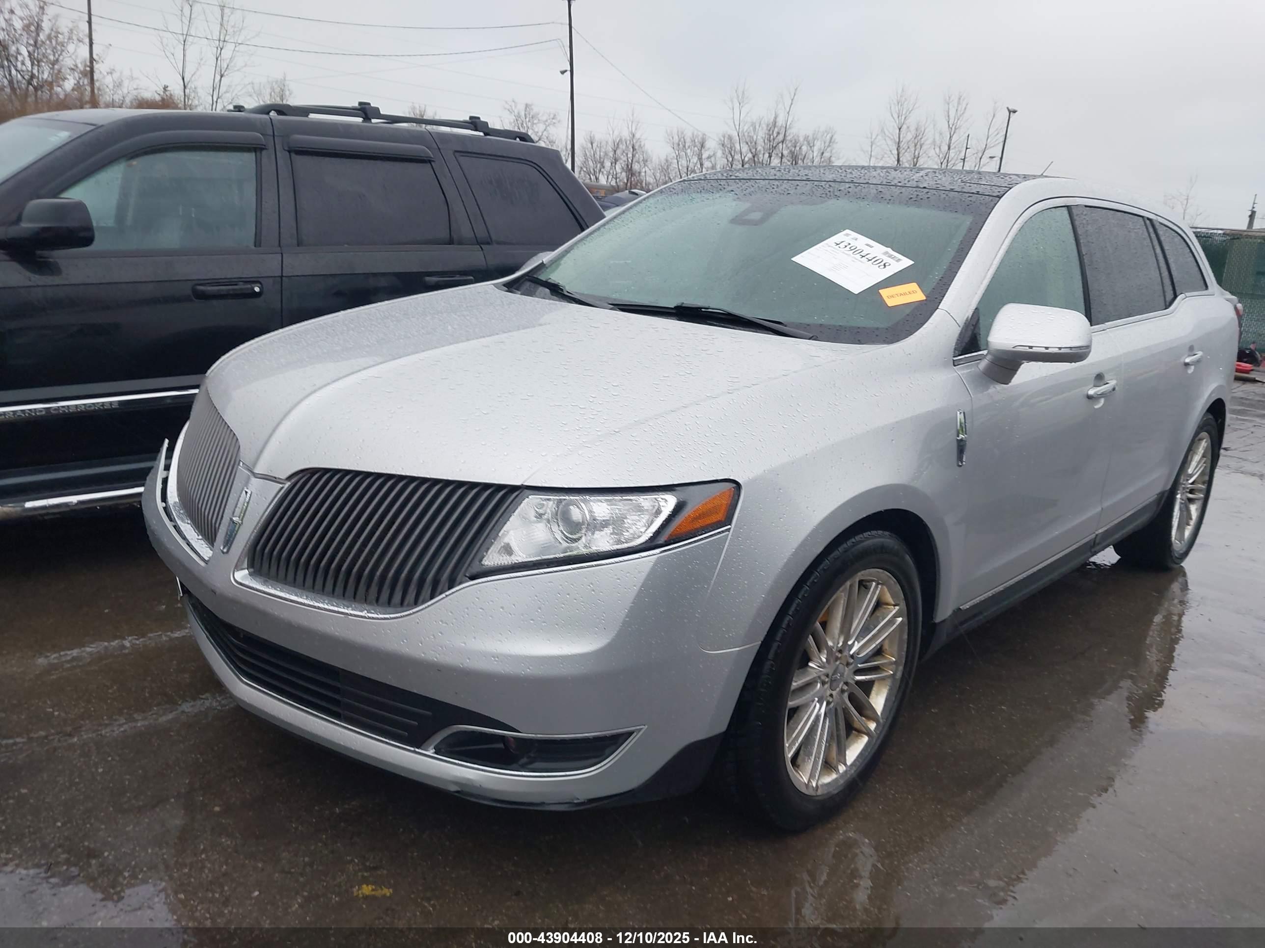 LINCOLN MKT image 2