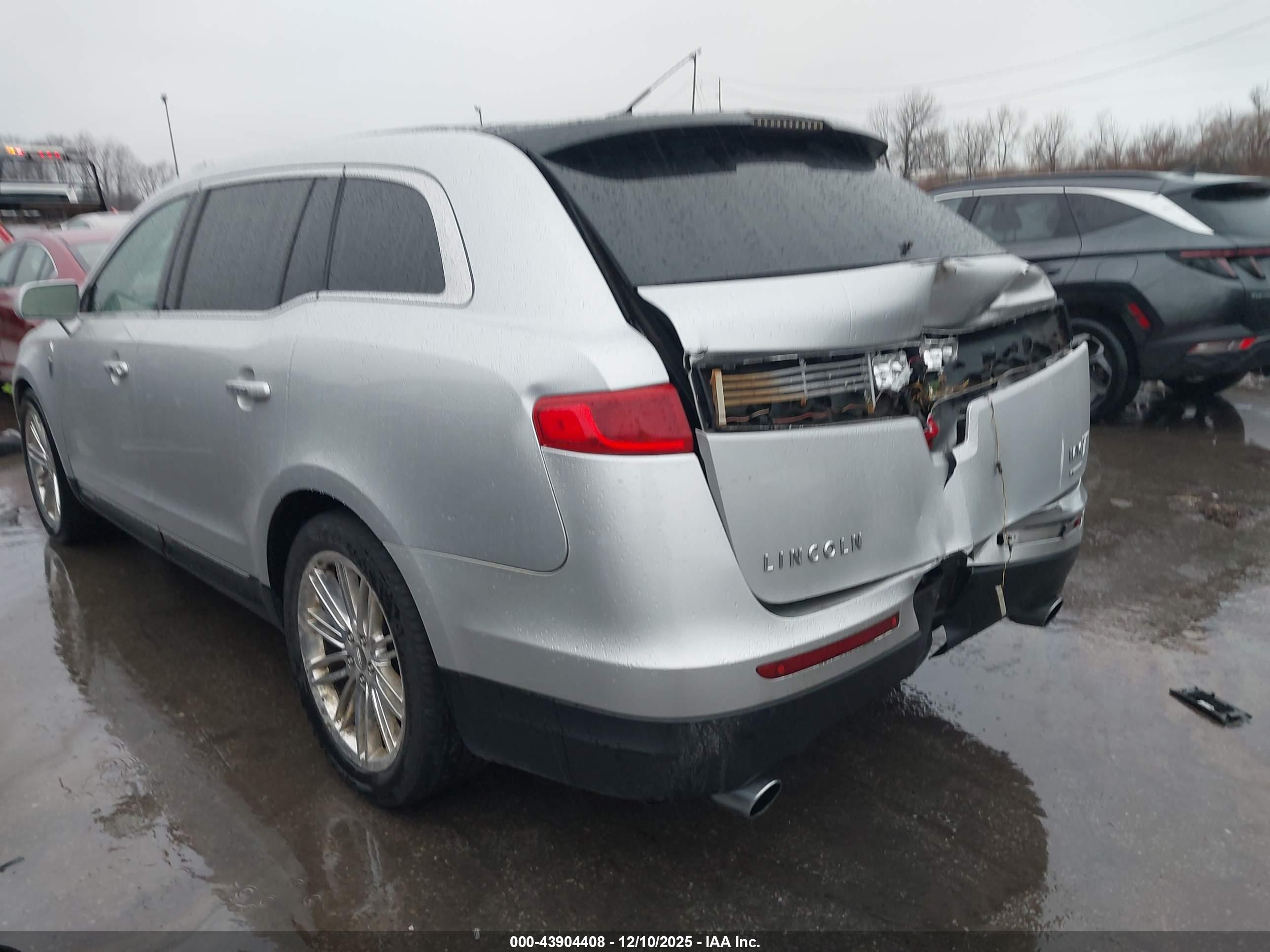 LINCOLN MKT image 3
