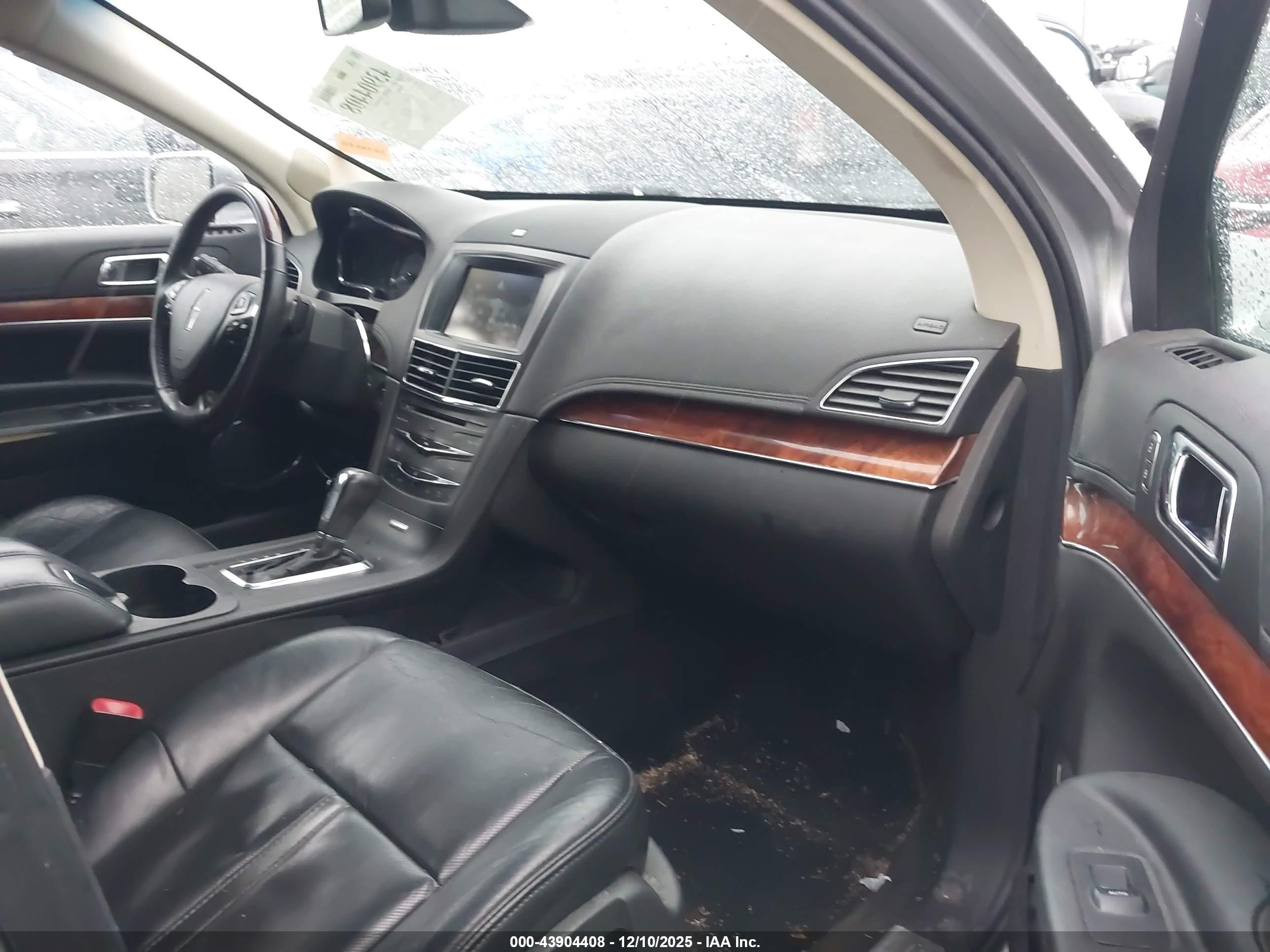 LINCOLN MKT image 5