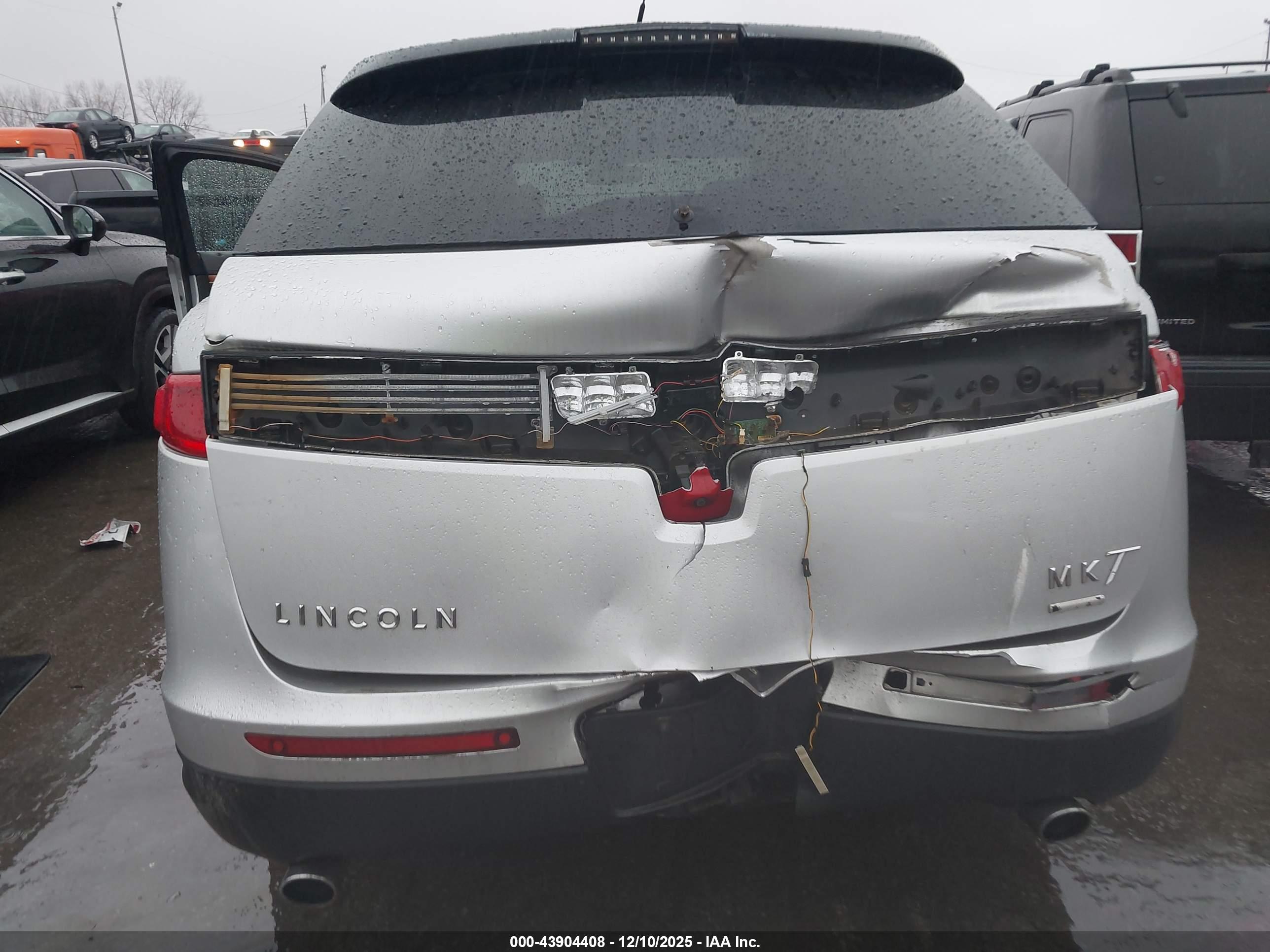 LINCOLN MKT image 6
