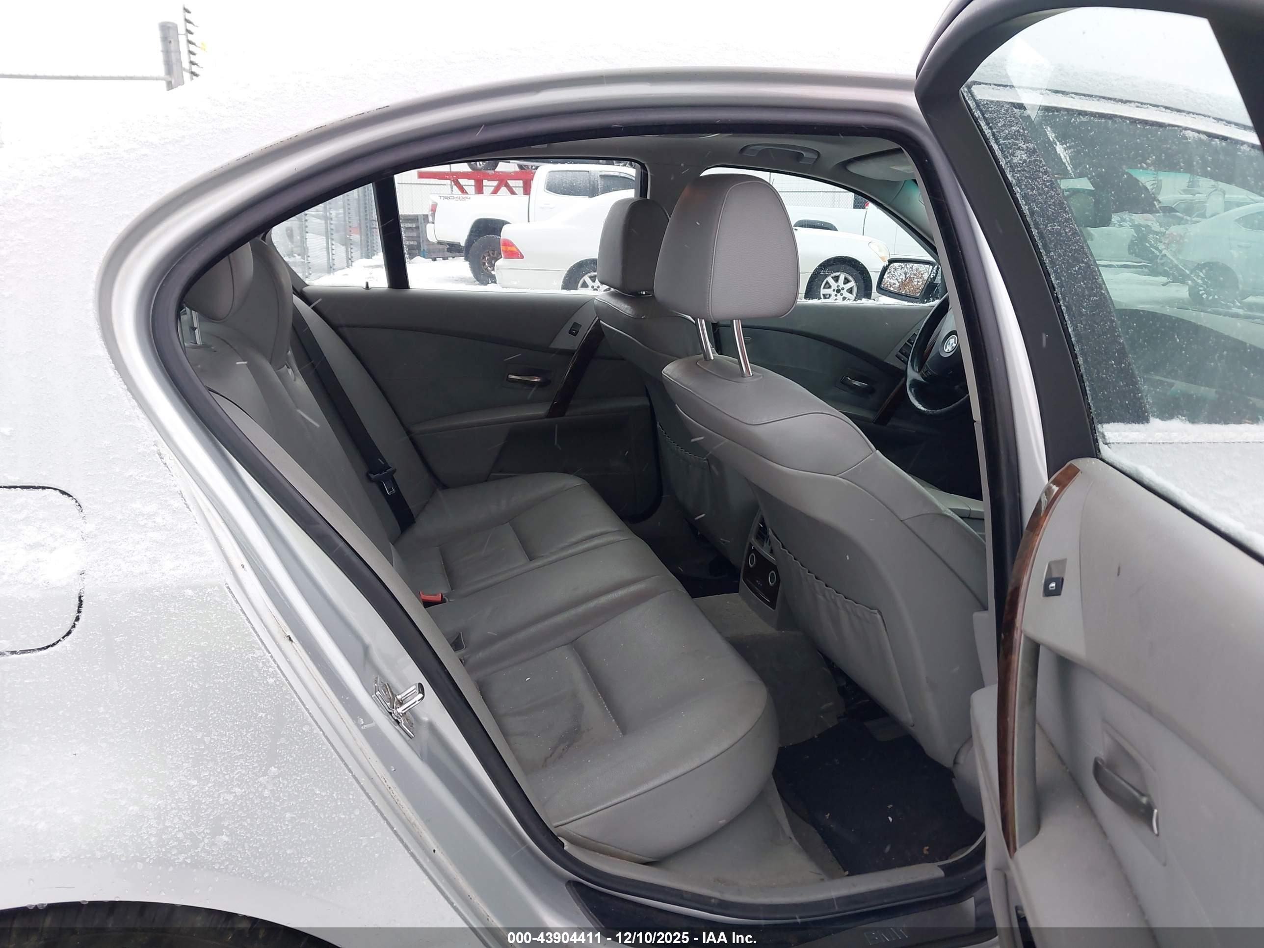 BMW 525I image 8