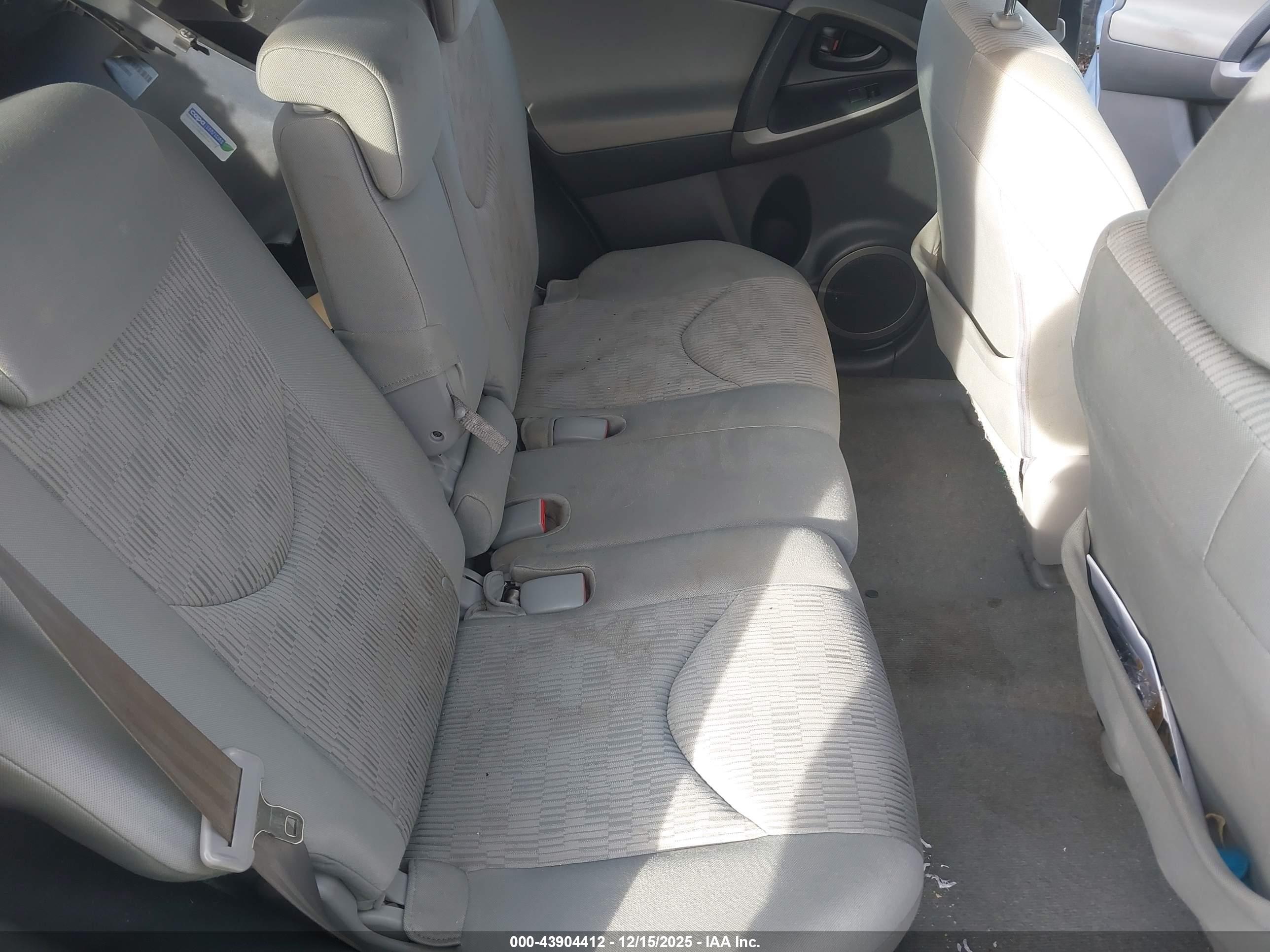 TOYOTA RAV4 image 8