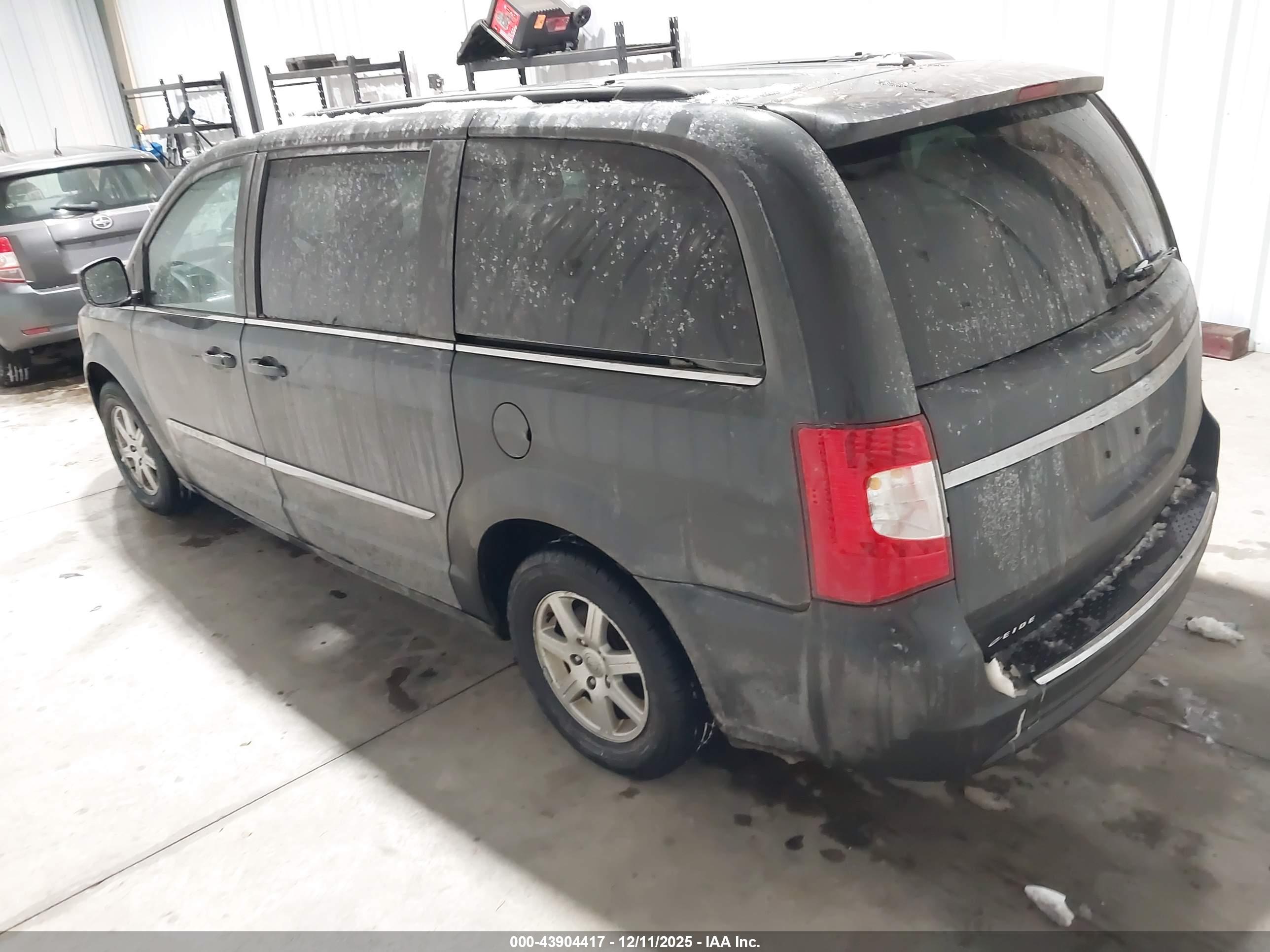CHRYSLER TOWN image 3