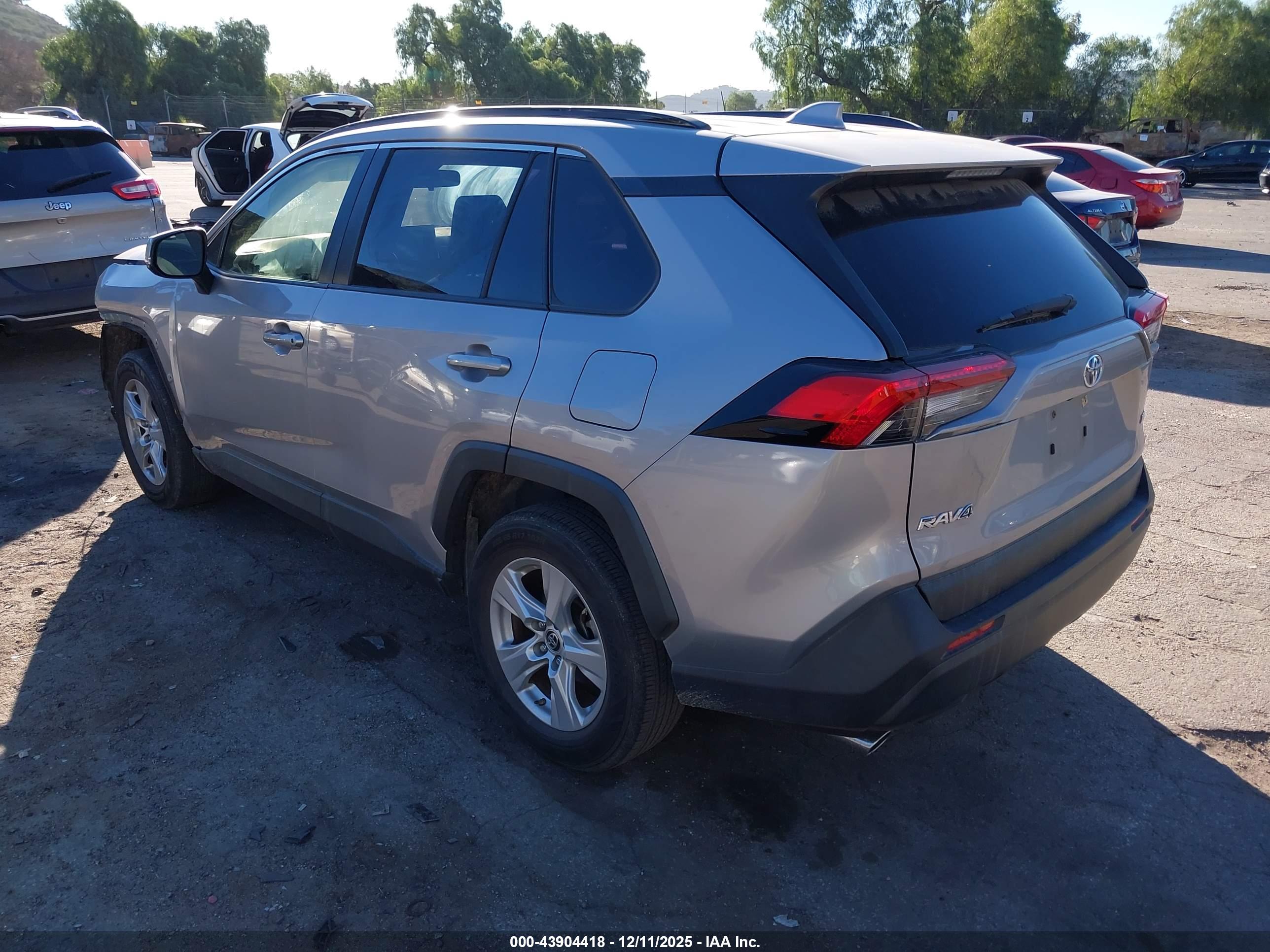 TOYOTA RAV4 image 3