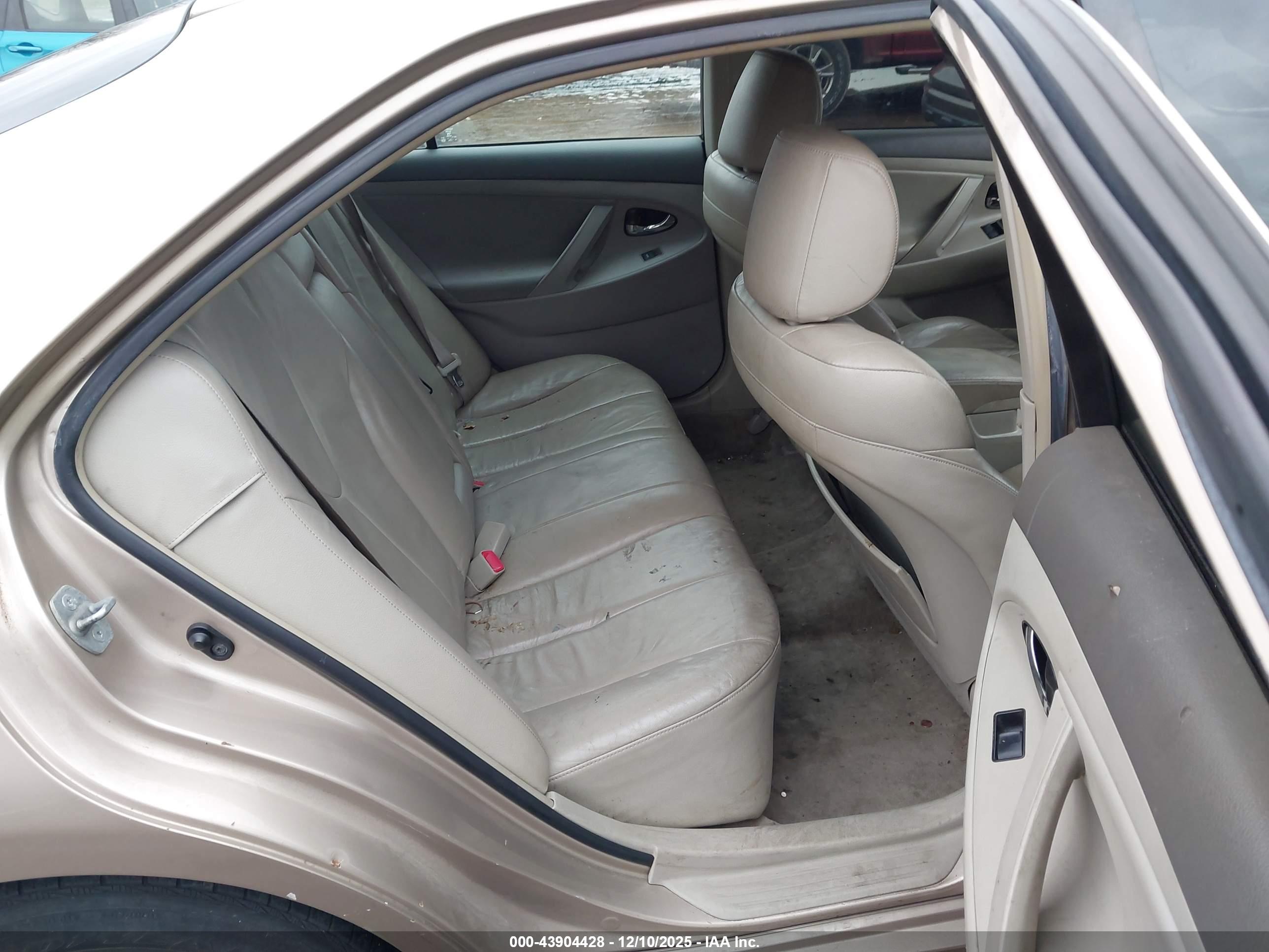 TOYOTA CAMRY image 8