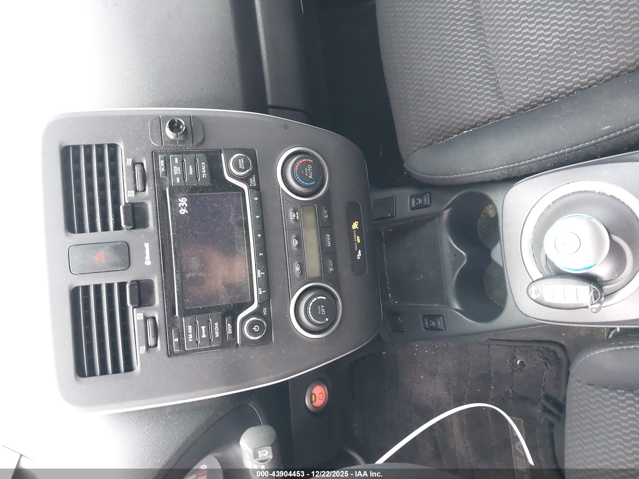 NISSAN LEAF image 10