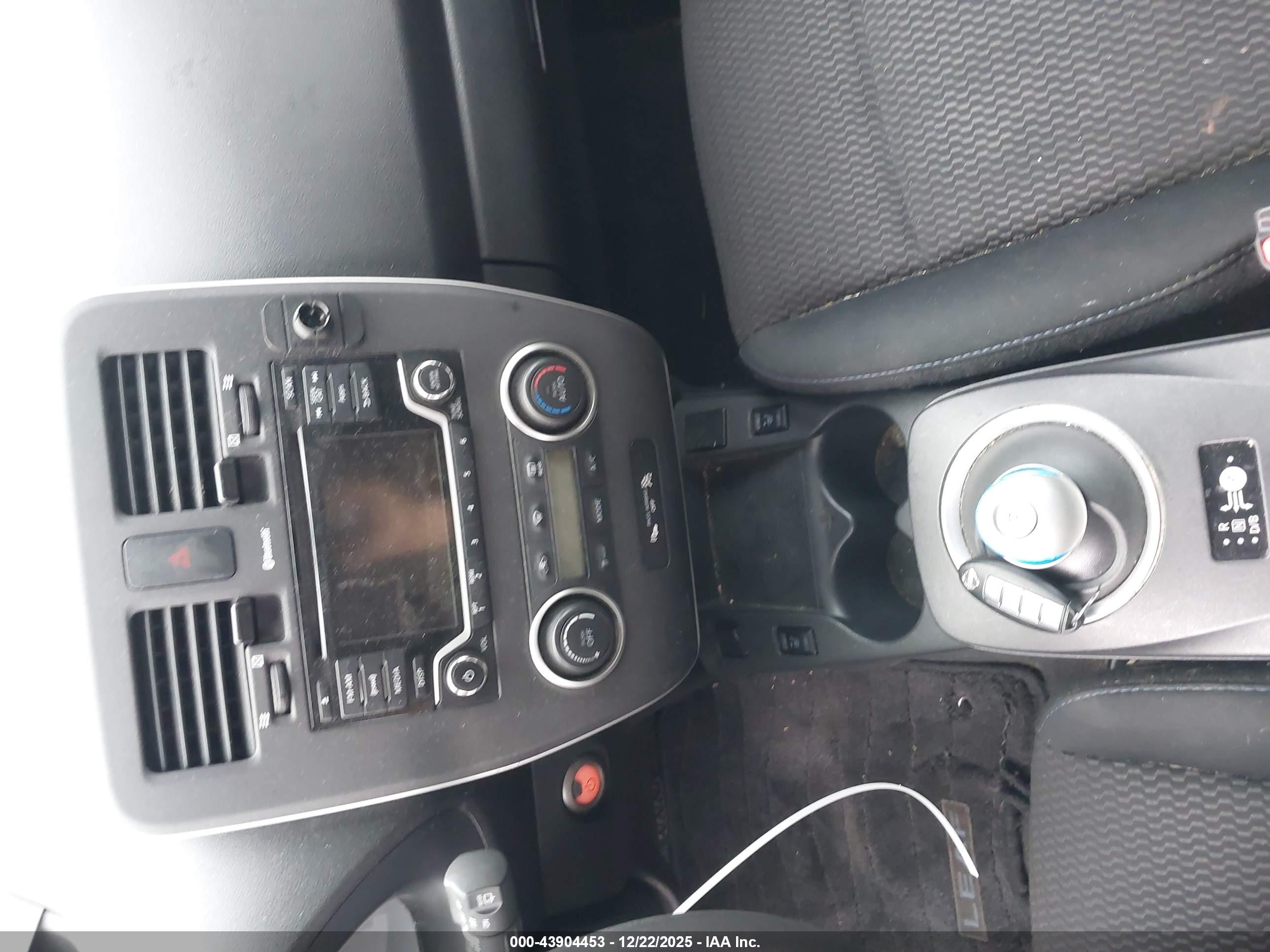 NISSAN LEAF image 11