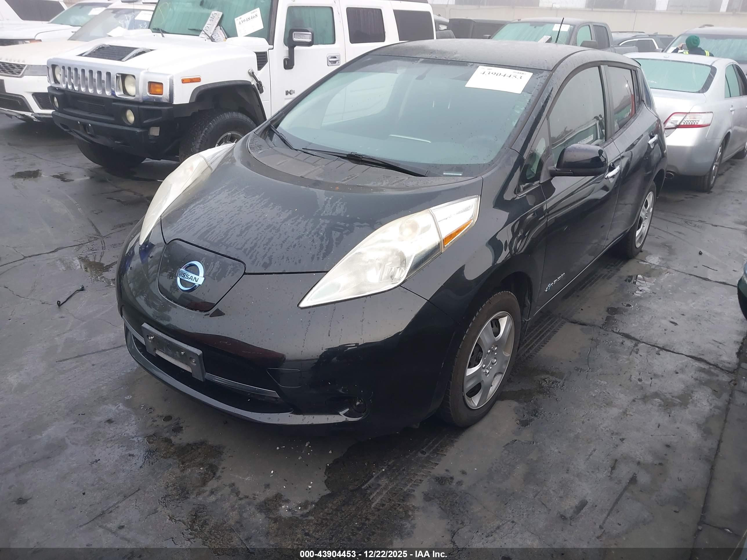NISSAN LEAF image 2