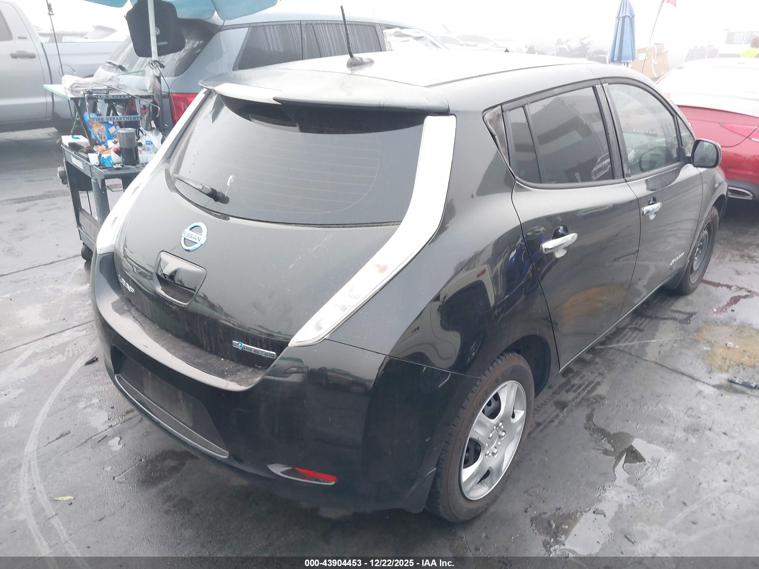 NISSAN LEAF image 4